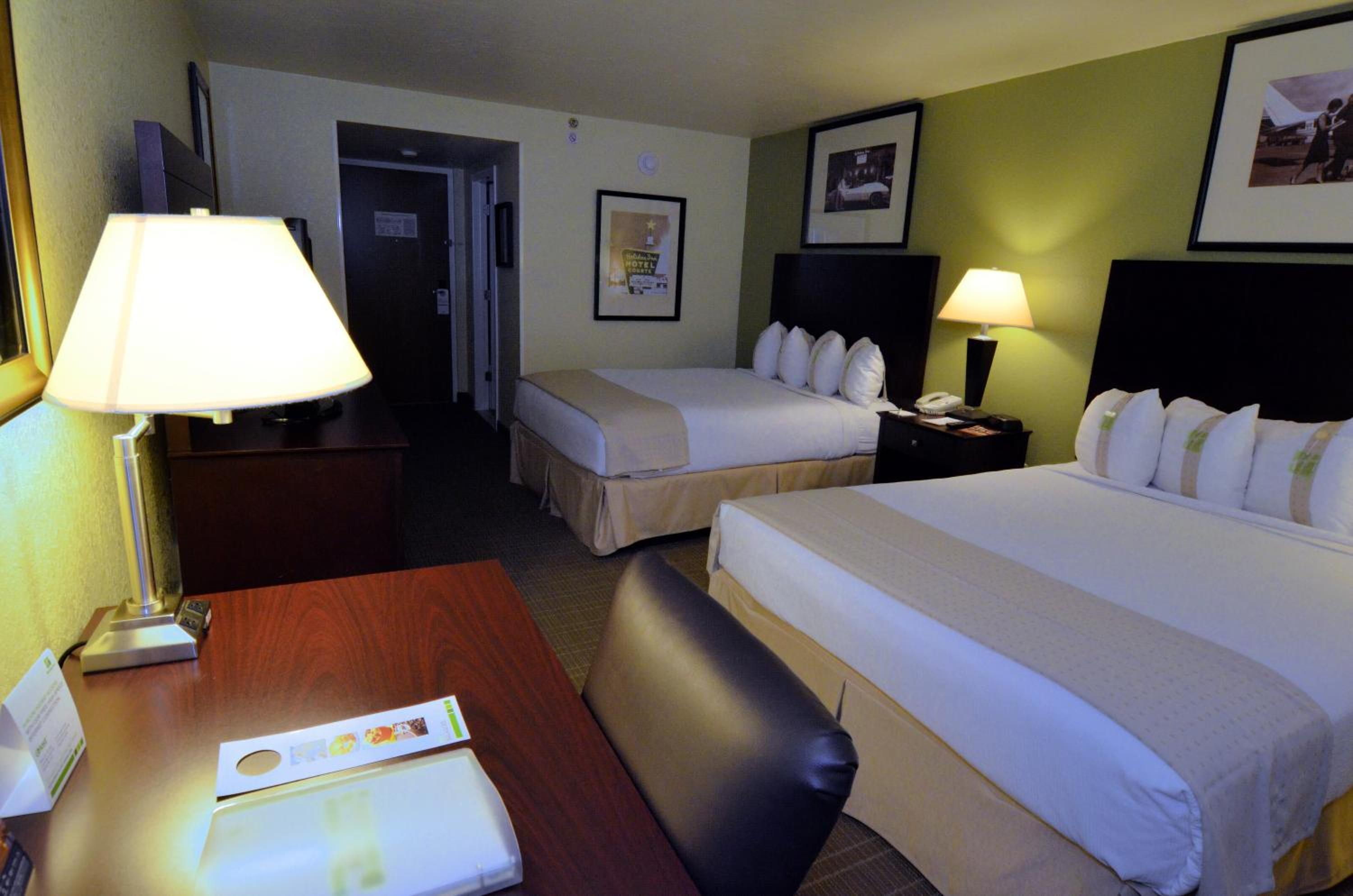 Standard Room with Two Queen Beds - Photo 1