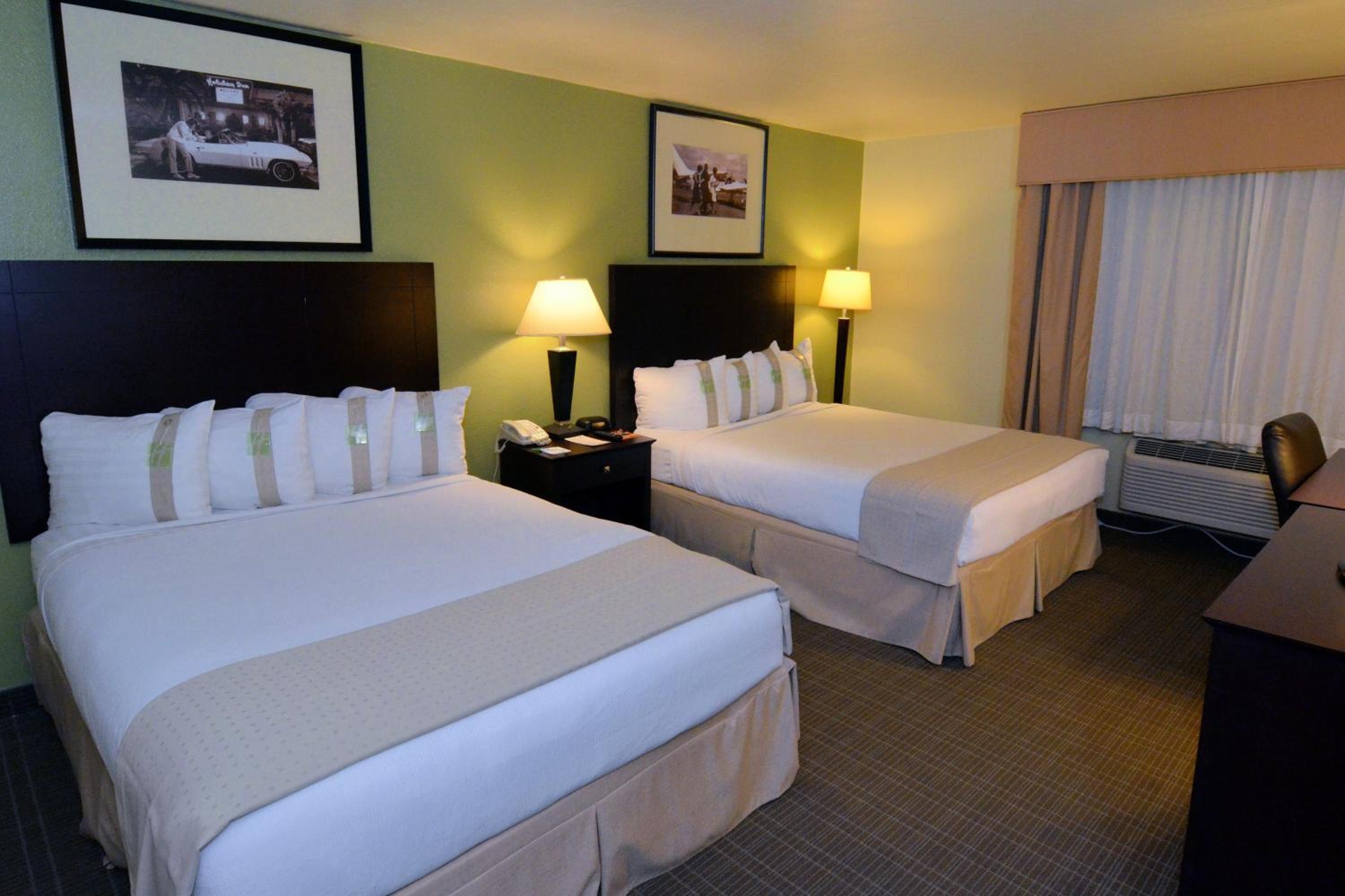 Standard Room with Two Queen Beds - Photo 4