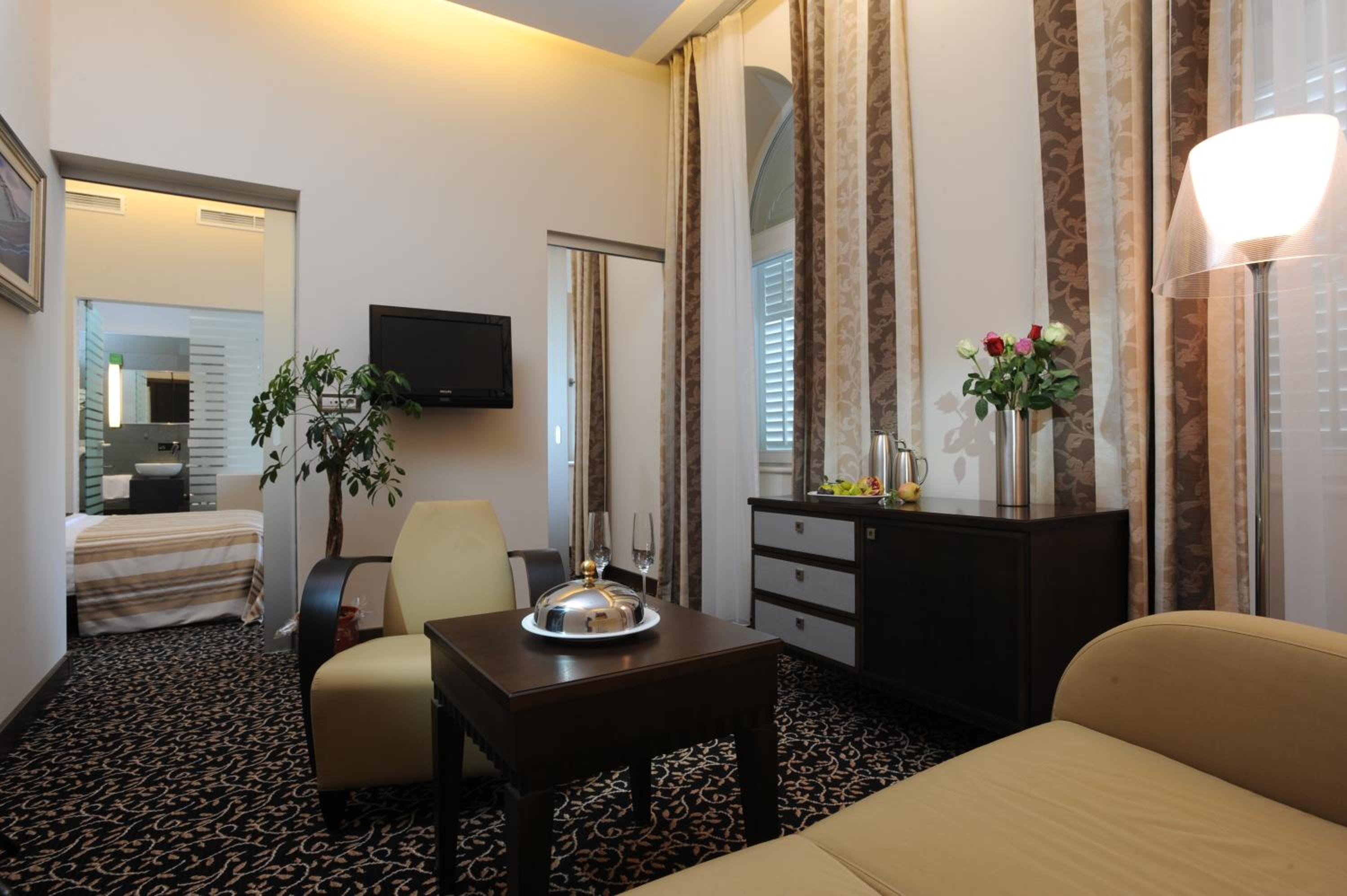 Junior Suite with Marina View - Photo 11