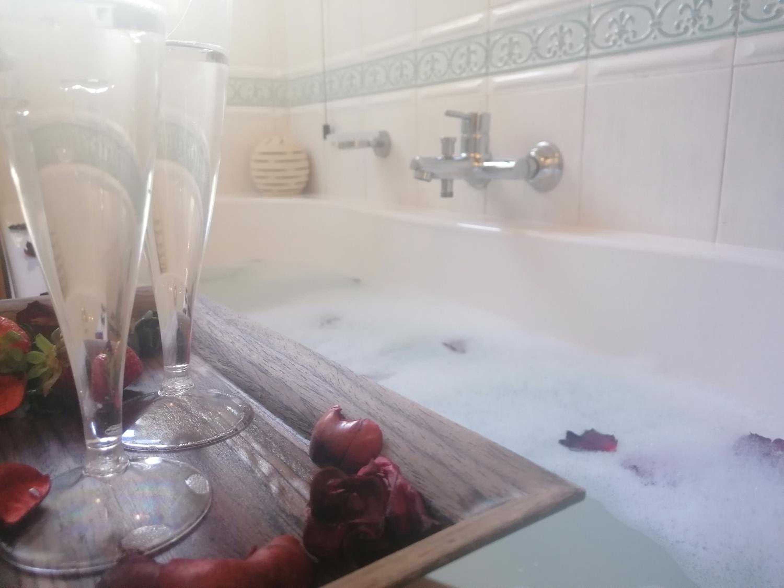 Double Room with Spa Bath - Photo 8