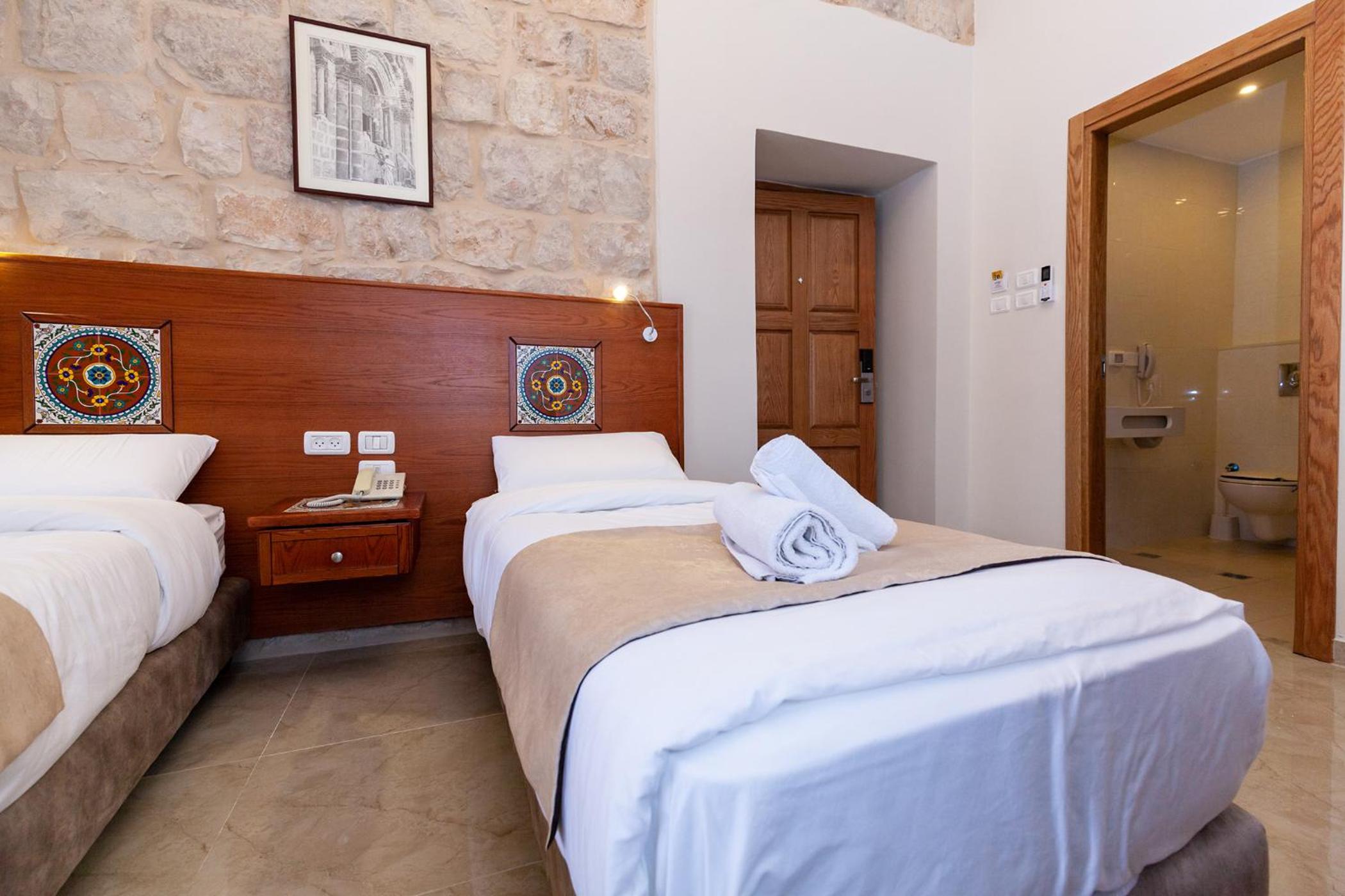 Standard Twin Room - Photo 9