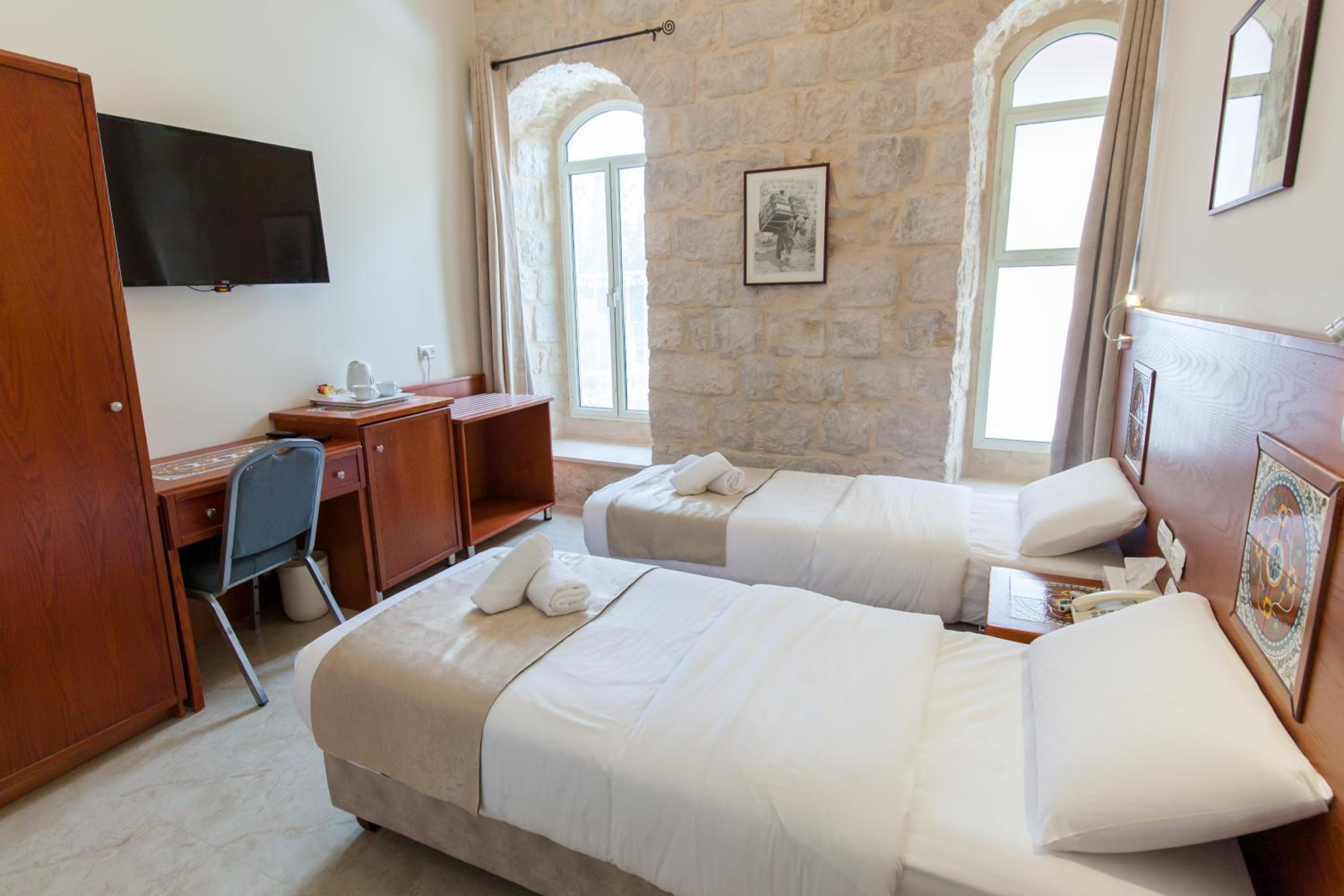 Standard Twin Room - Photo 12