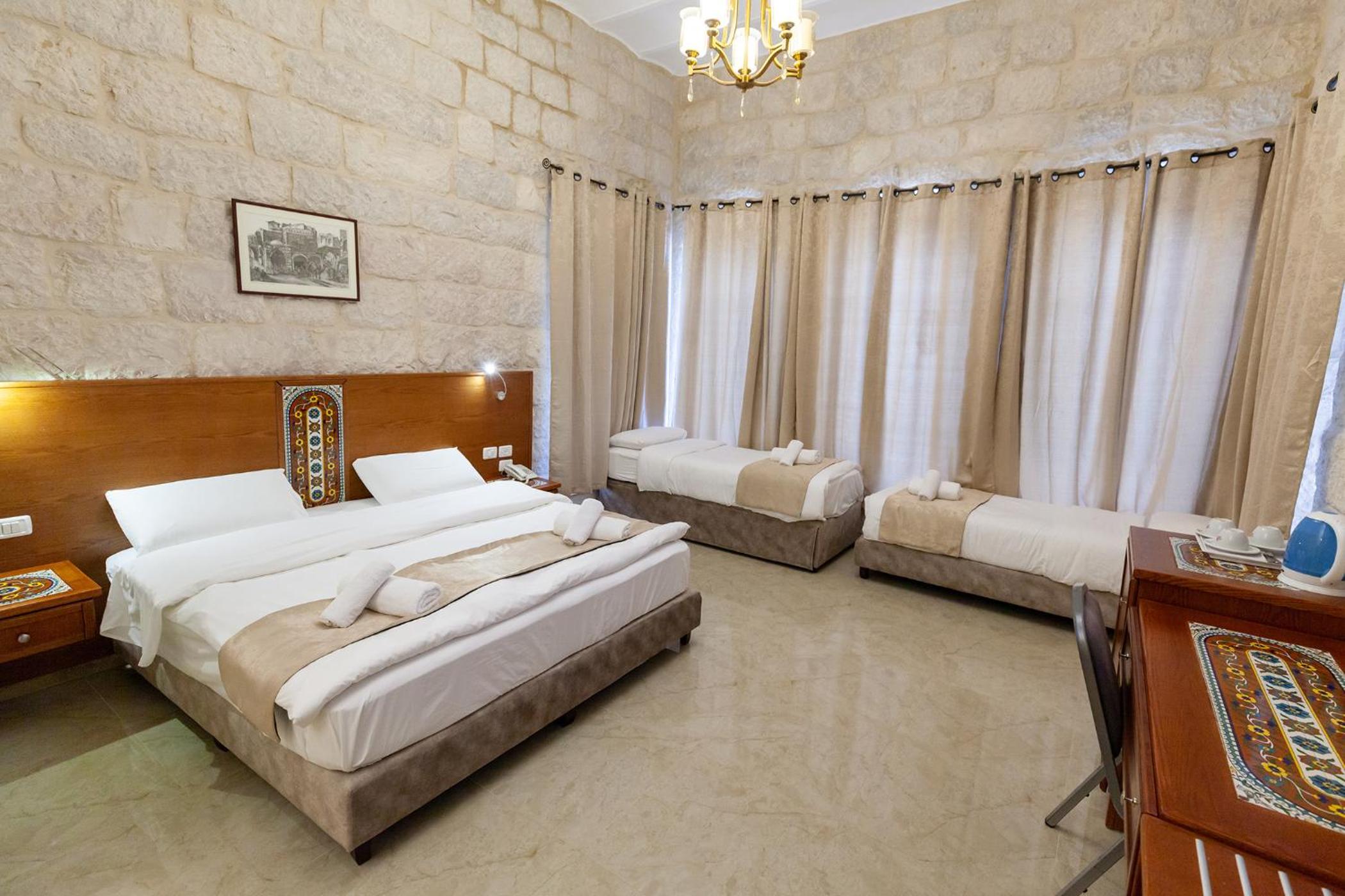 Family Room (1 Double Bed + 3 Single Beds) photo 2