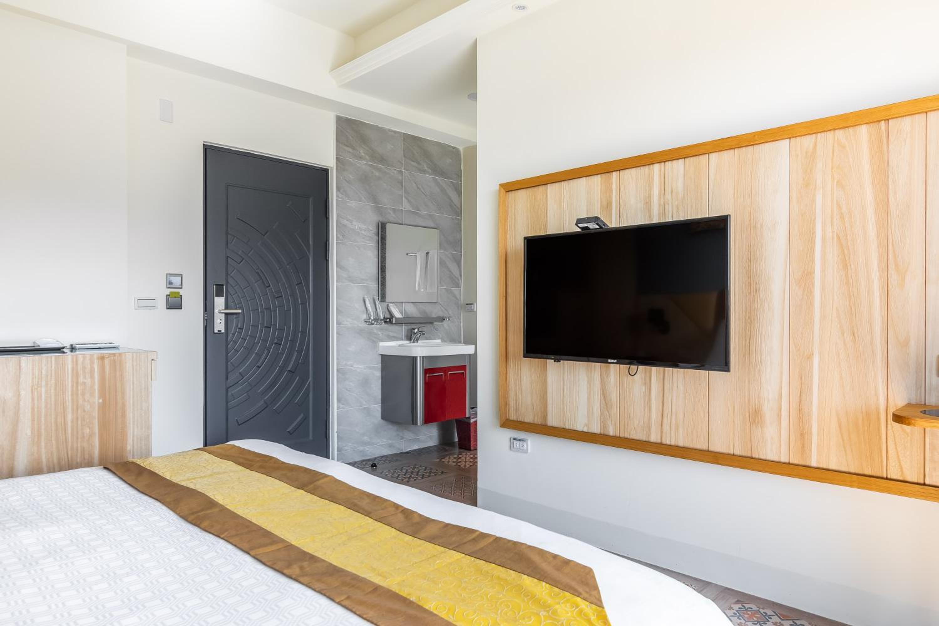 Deluxe Double Room with Balcony - Photo 5