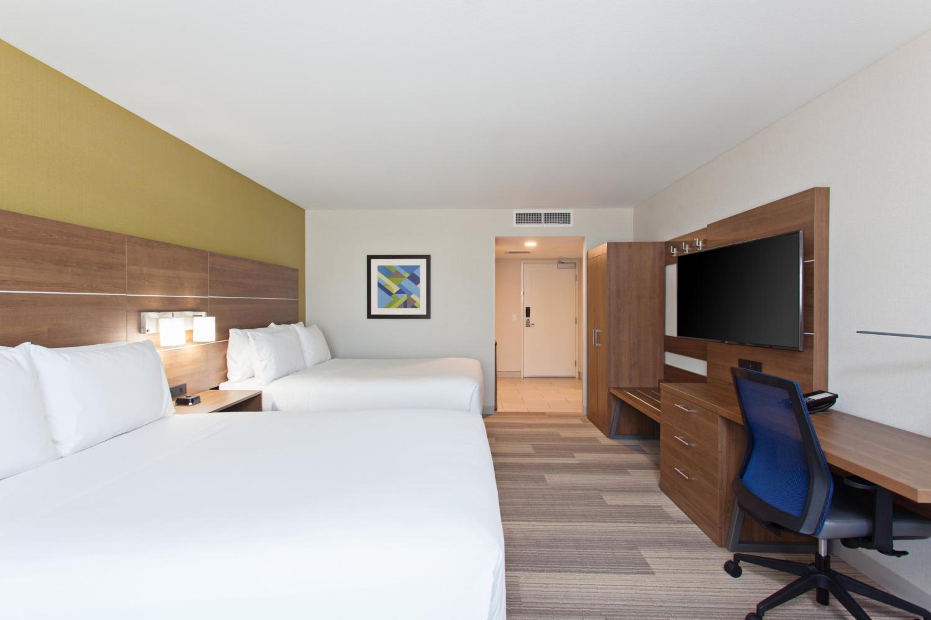 Standard Queen Room with Two Queen Beds photo 2