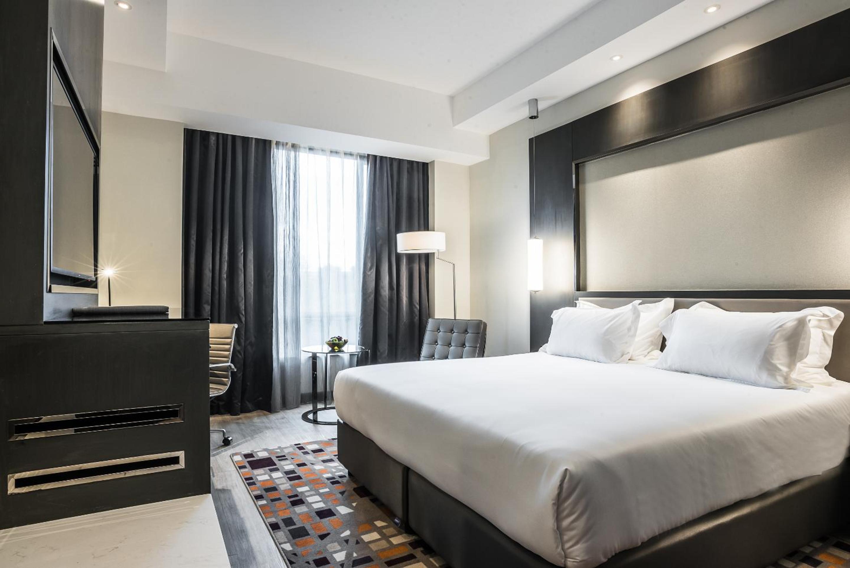 Deluxe King Room - Photo 6