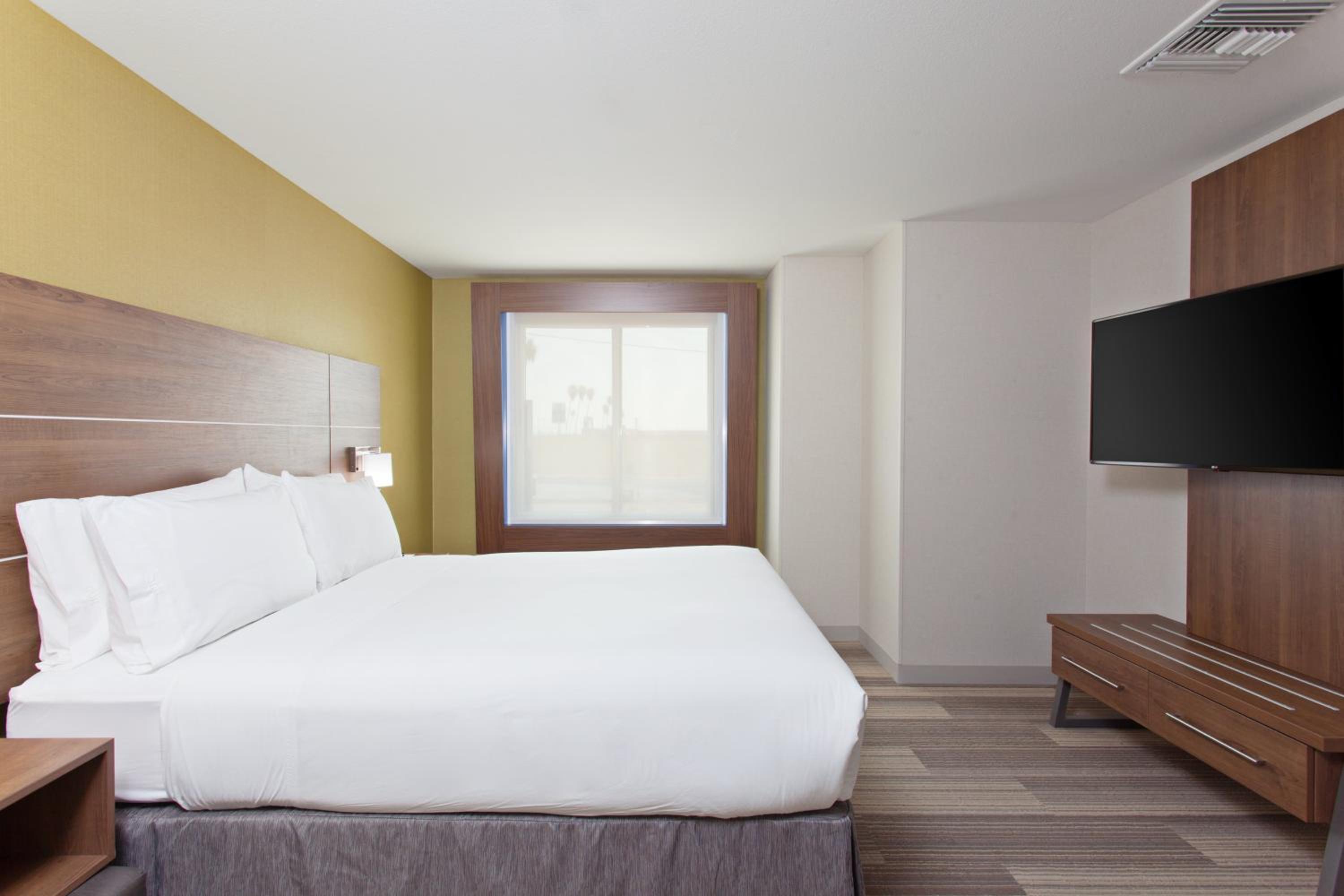 Standard King Room photo 3
