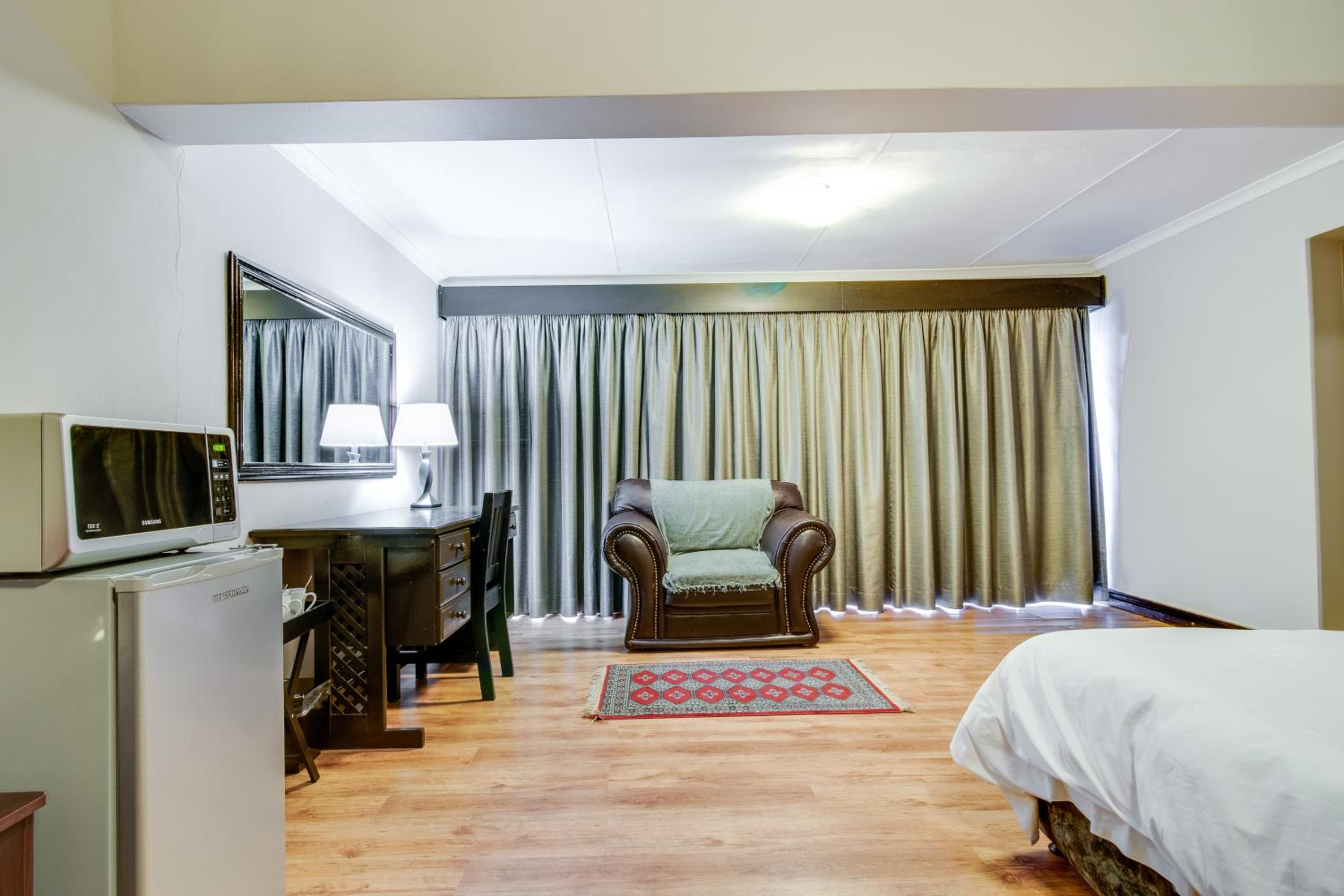 Spacious Executive Queen Room photo 2