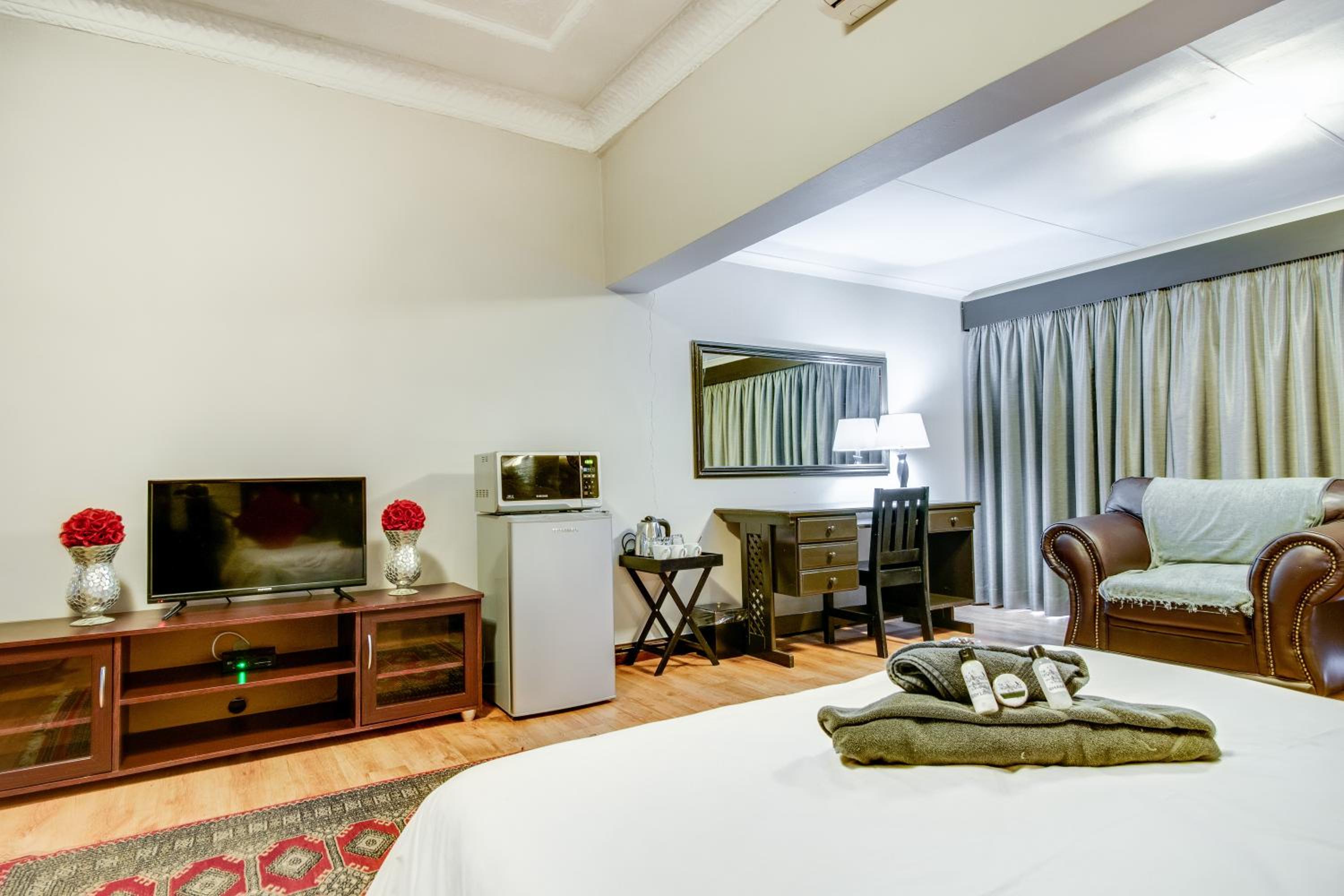 Spacious Executive Queen Room photo 3