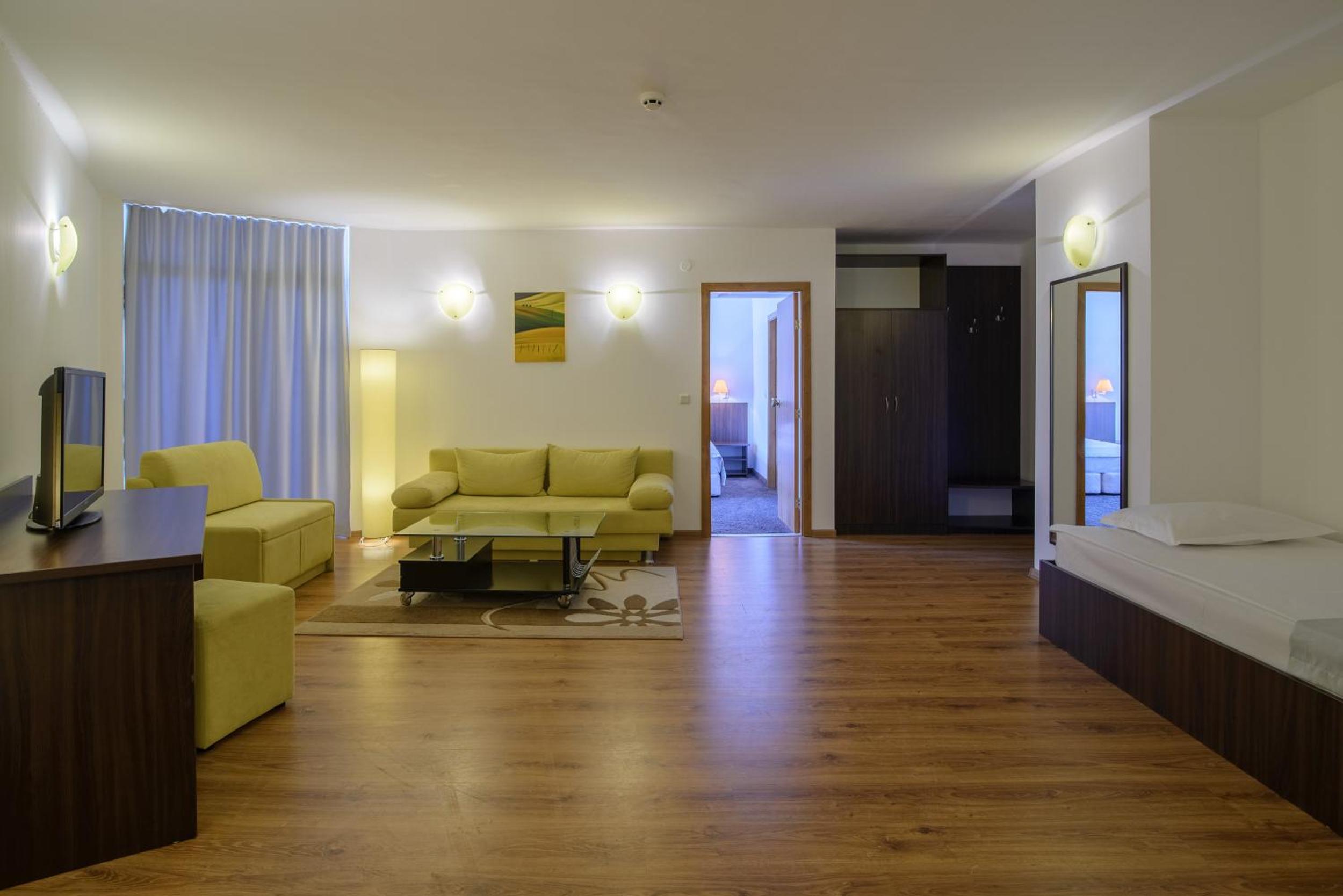 One-Bedroom Apartment Pool or Park View and balcony photo 3