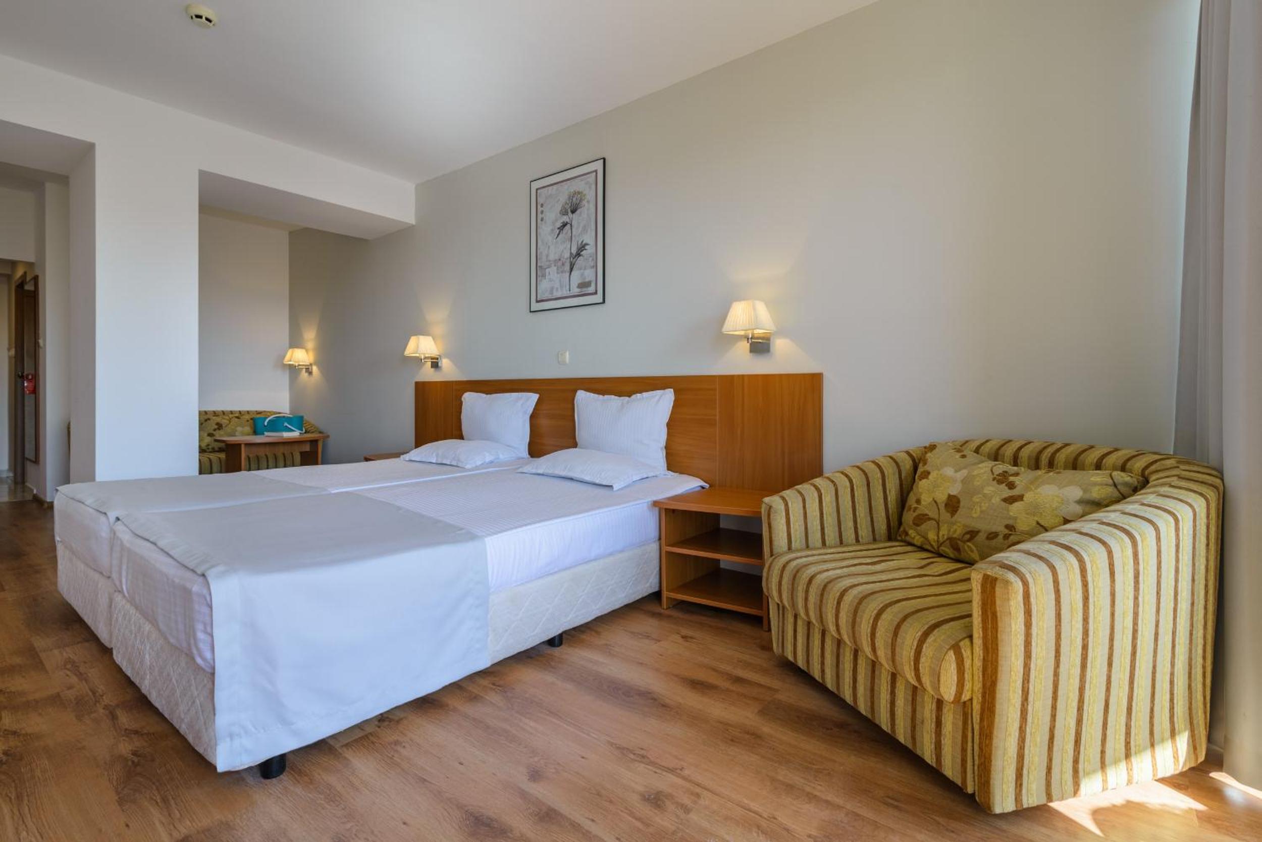Junior Suite with Pool View and balcony photo 2