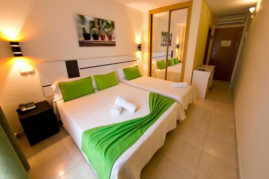 Habitación Triple con Baño Privado