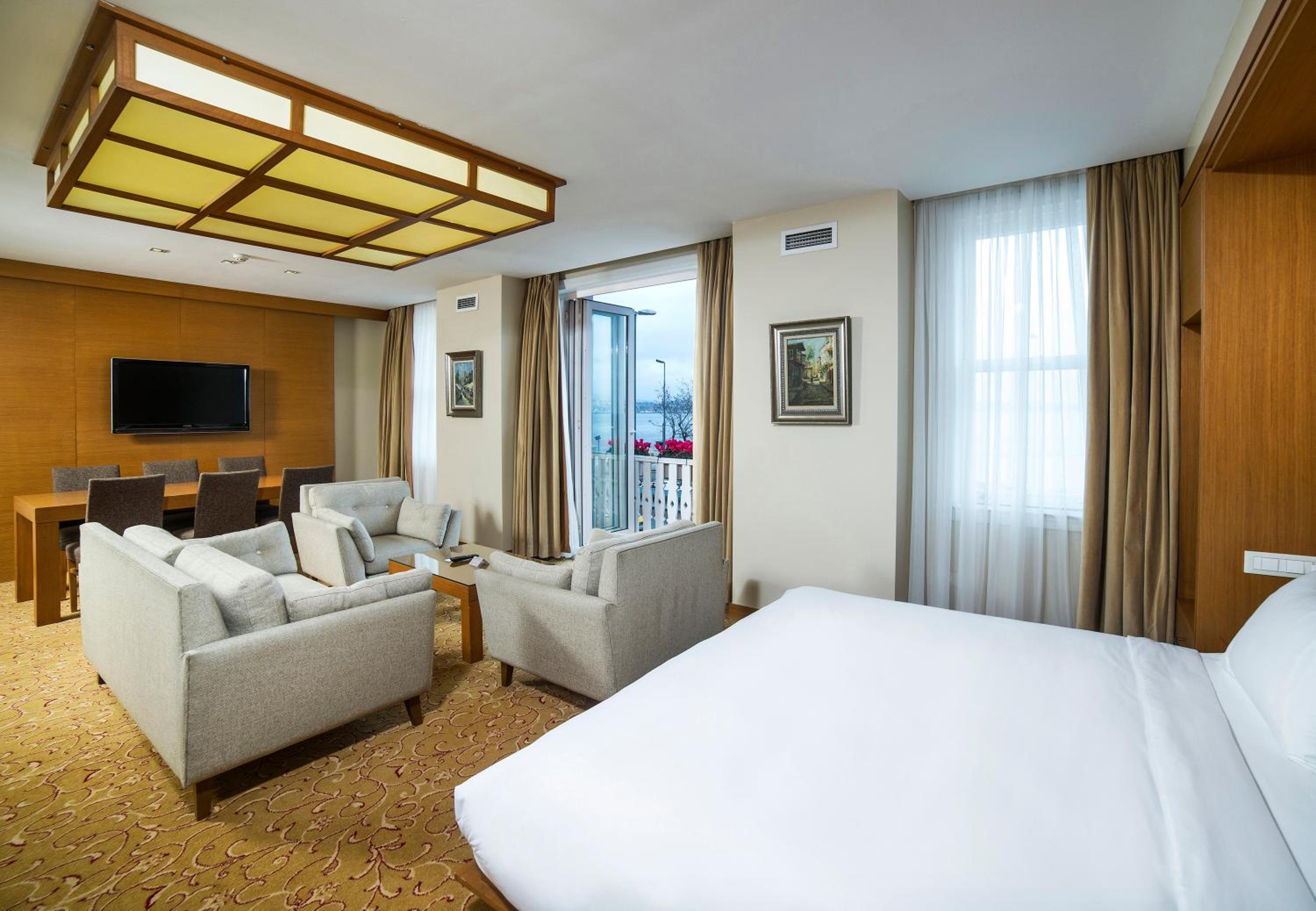 Suite with Balcony and Sea View - Non-Smoking photo 1