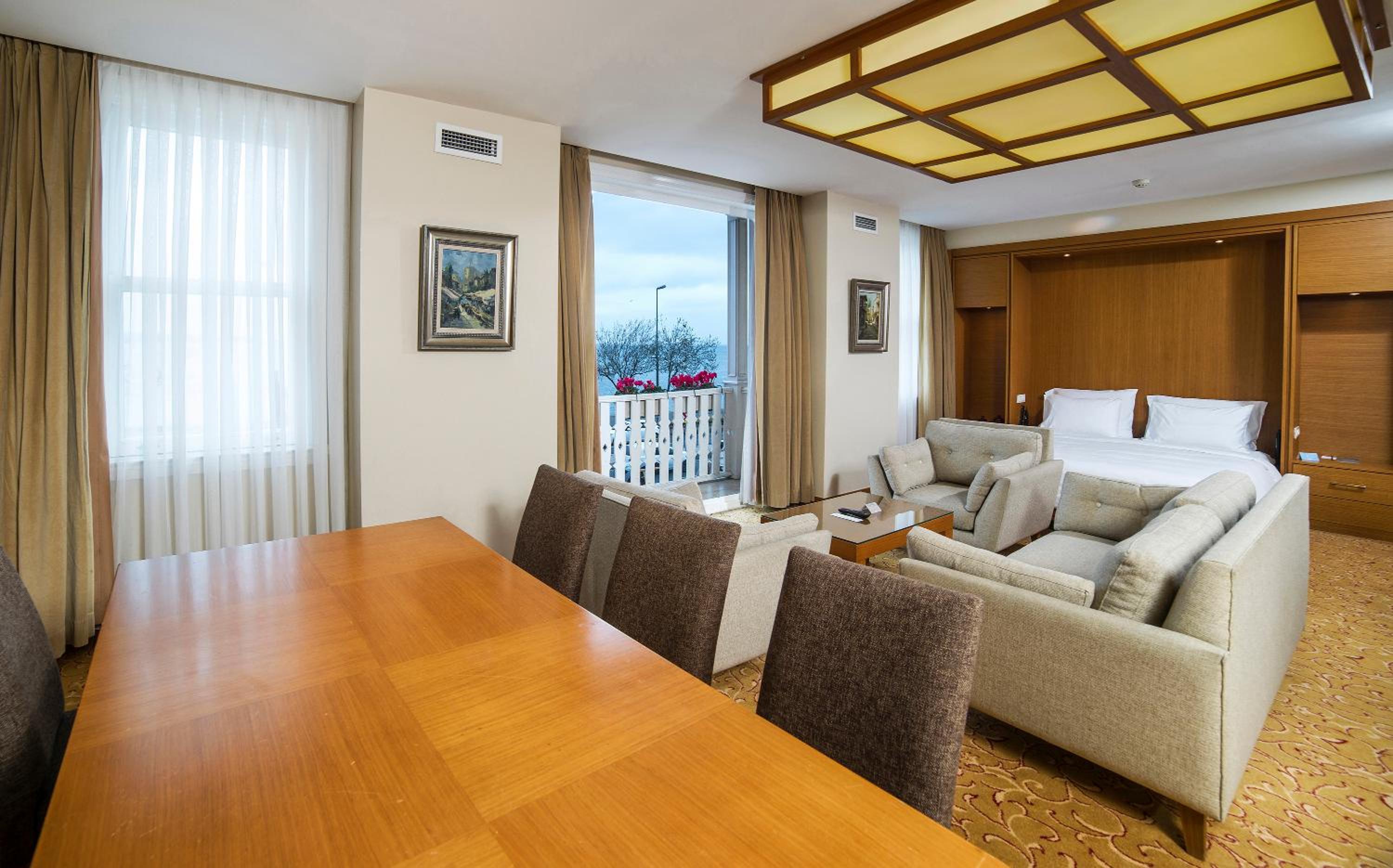 Suite with Balcony and Sea View - Non-Smoking photo 2