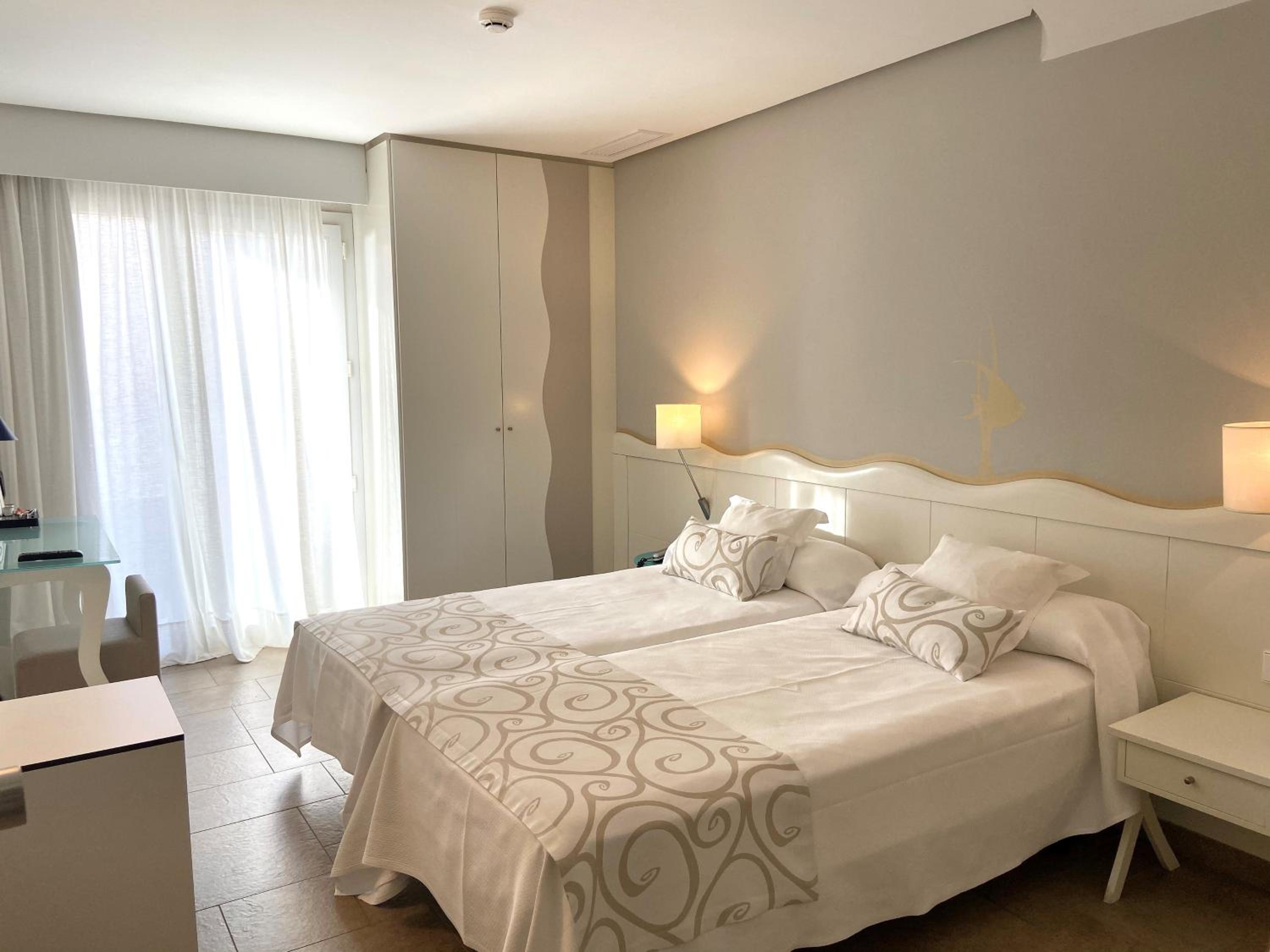 Double or Twin Room with Sea View - Photo 5