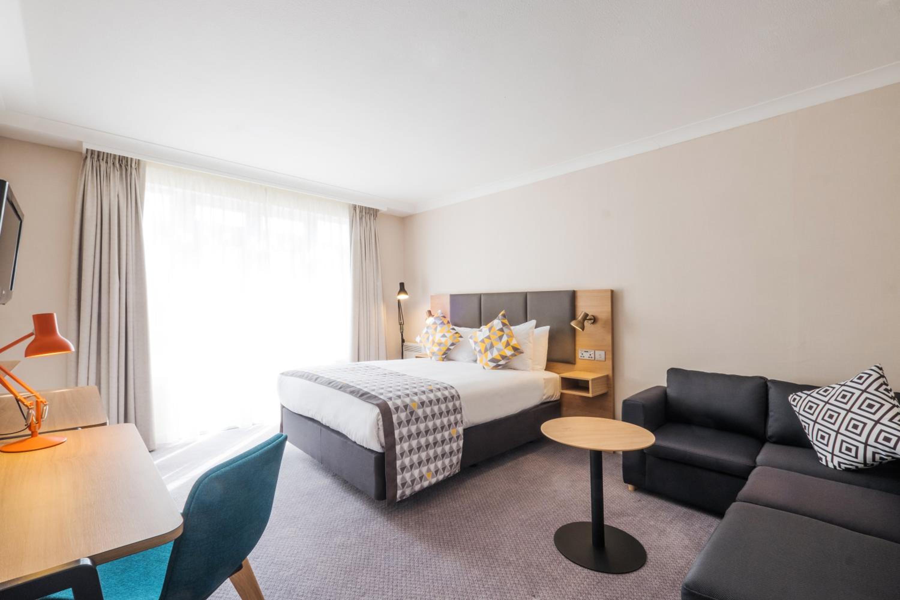 Executive Double Room with Sofa Bed - Photo 11