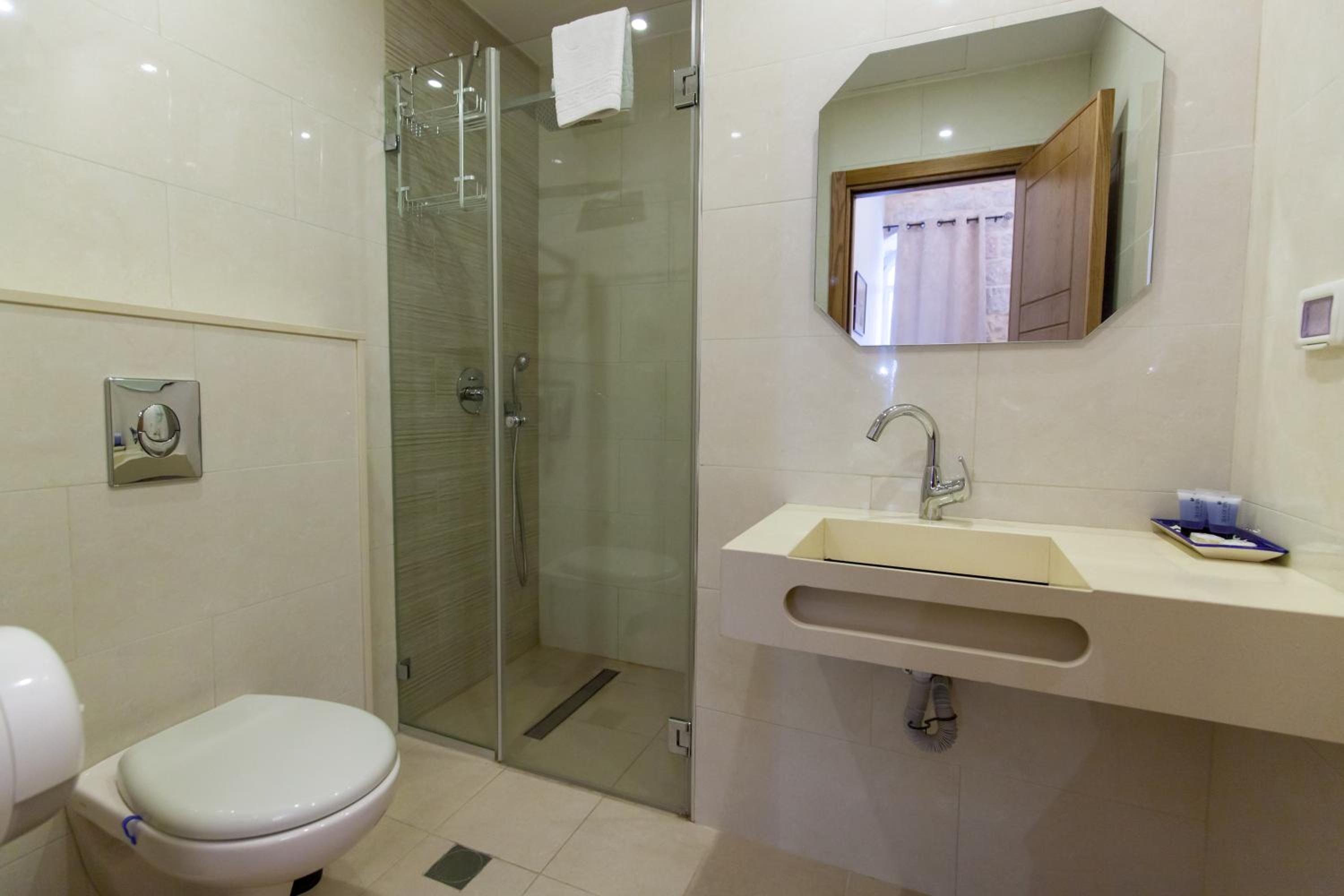 Standard Twin Room - Photo 10