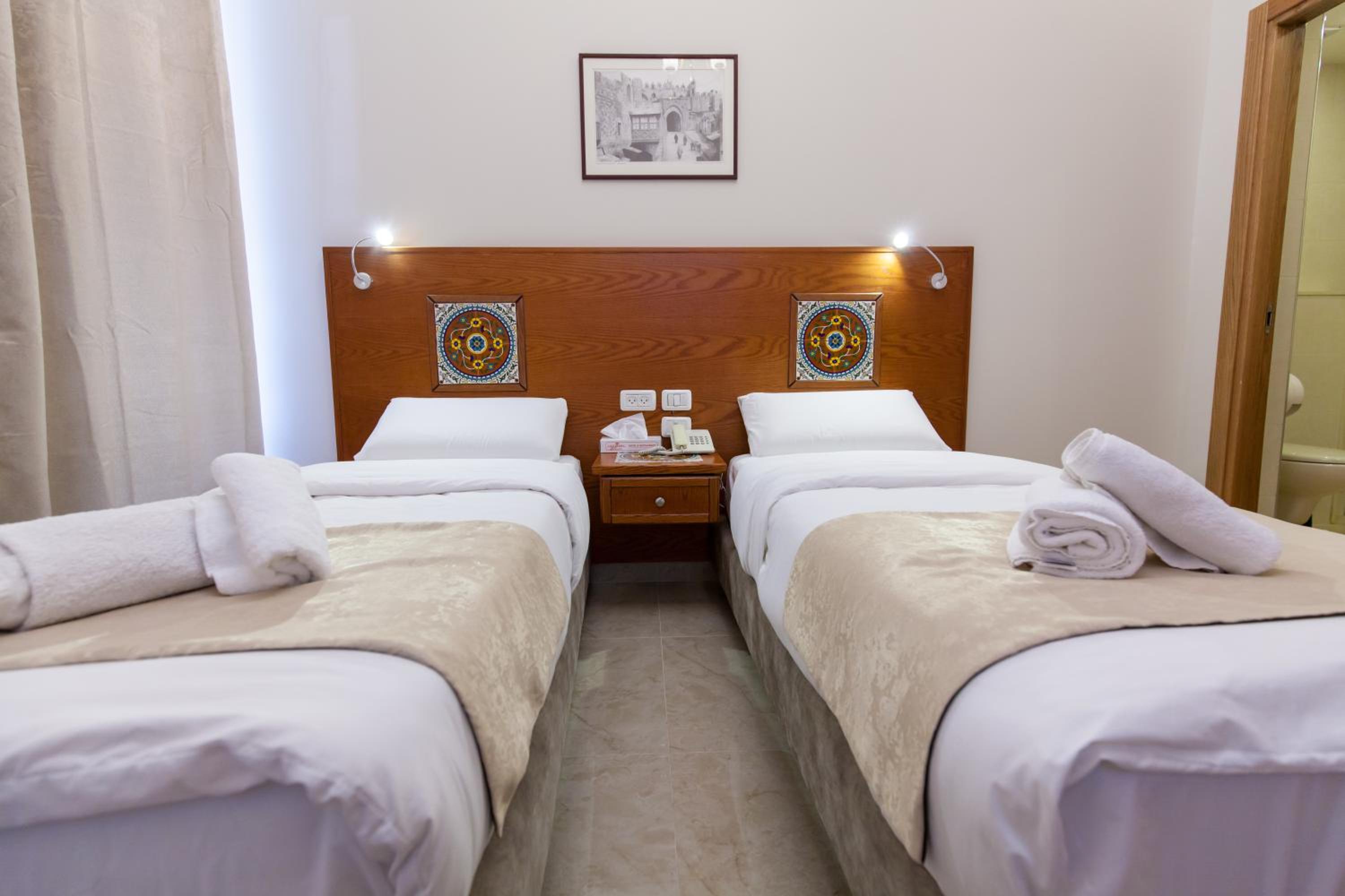 Standard Twin Room - Photo 11