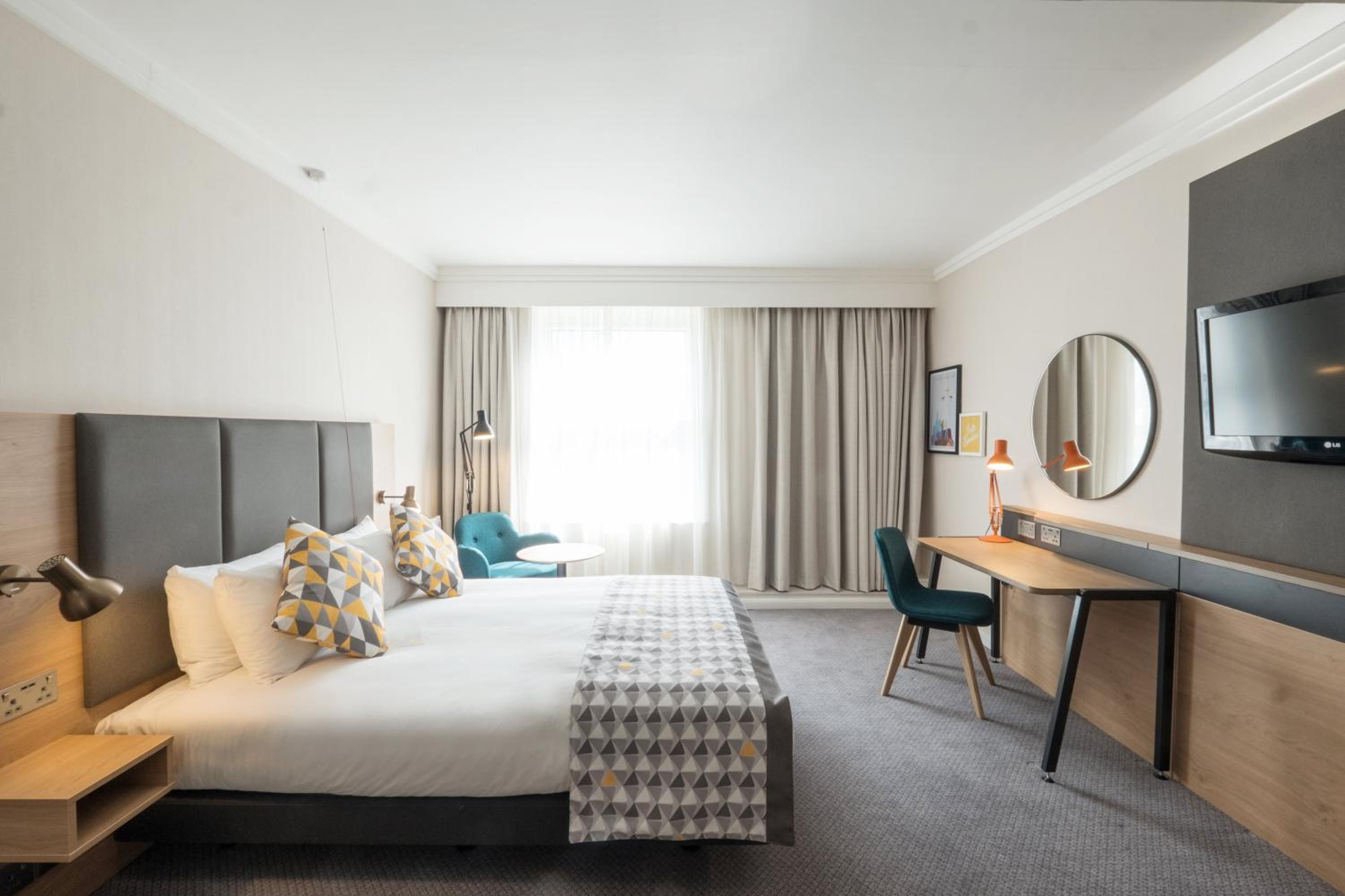 Standard Queen Room - Disability Access - Photo 4