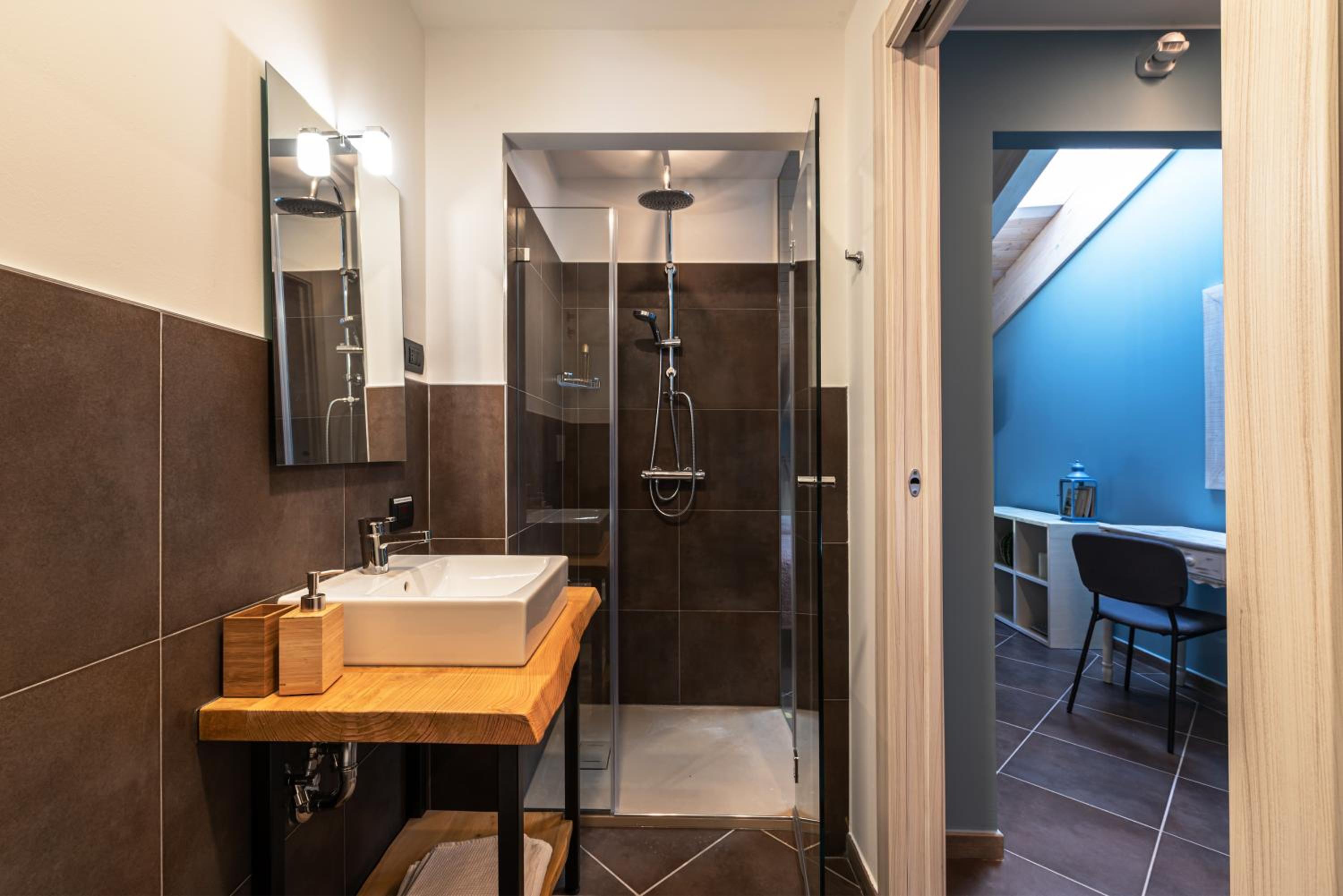 Twin Room with Private Bathroom - Photo 3
