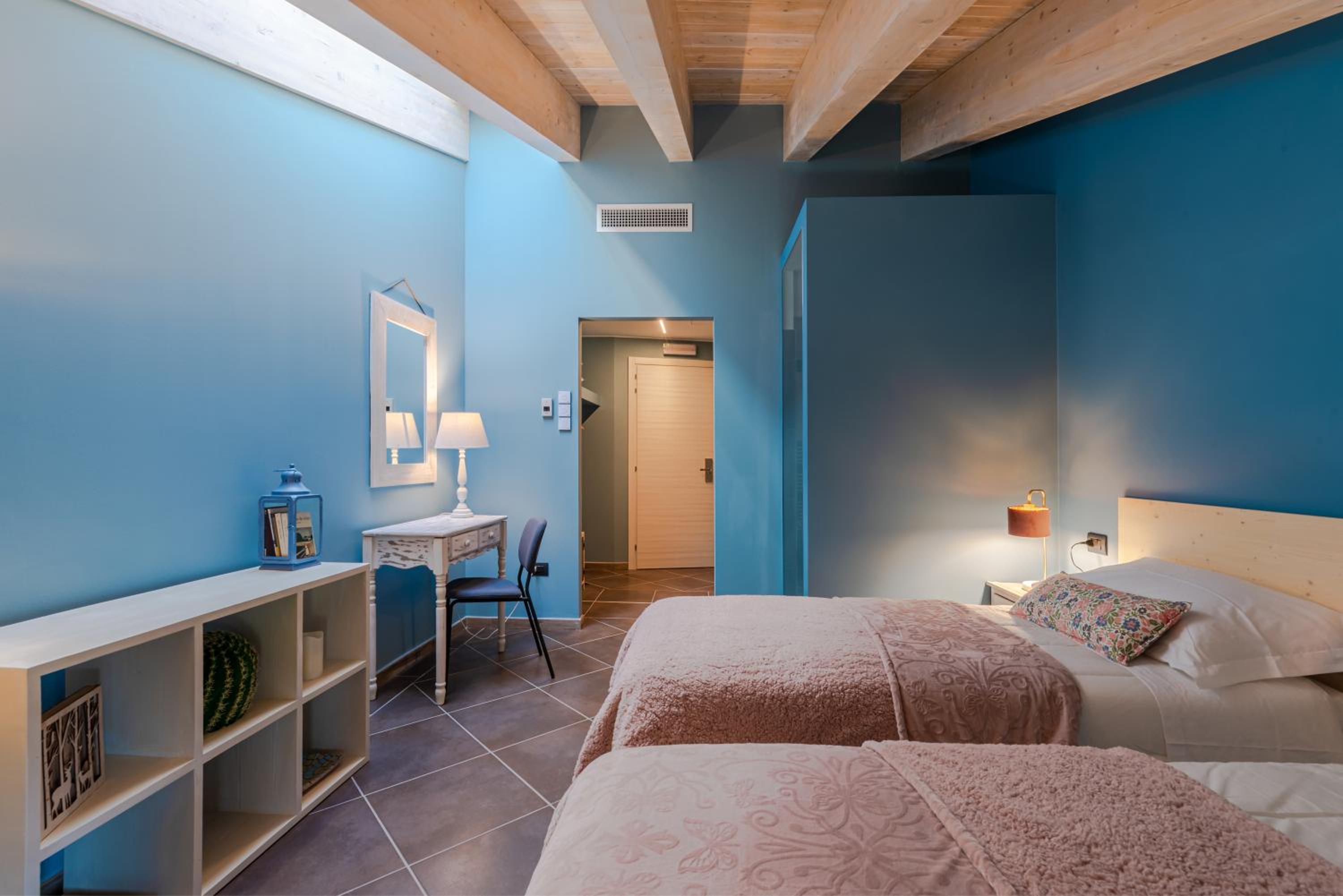 Twin Room with Private Bathroom - Photo 16