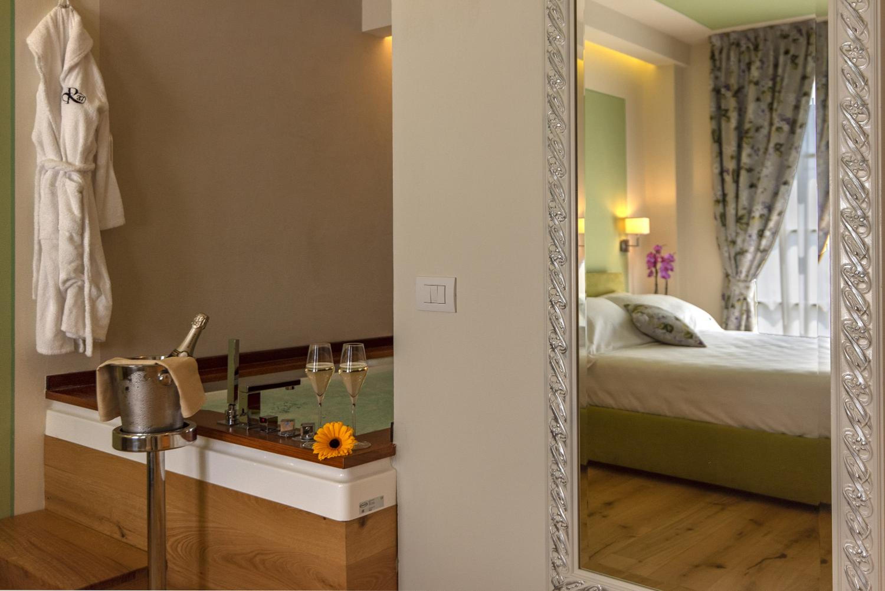 Suite with Hot Tub - Photo 8