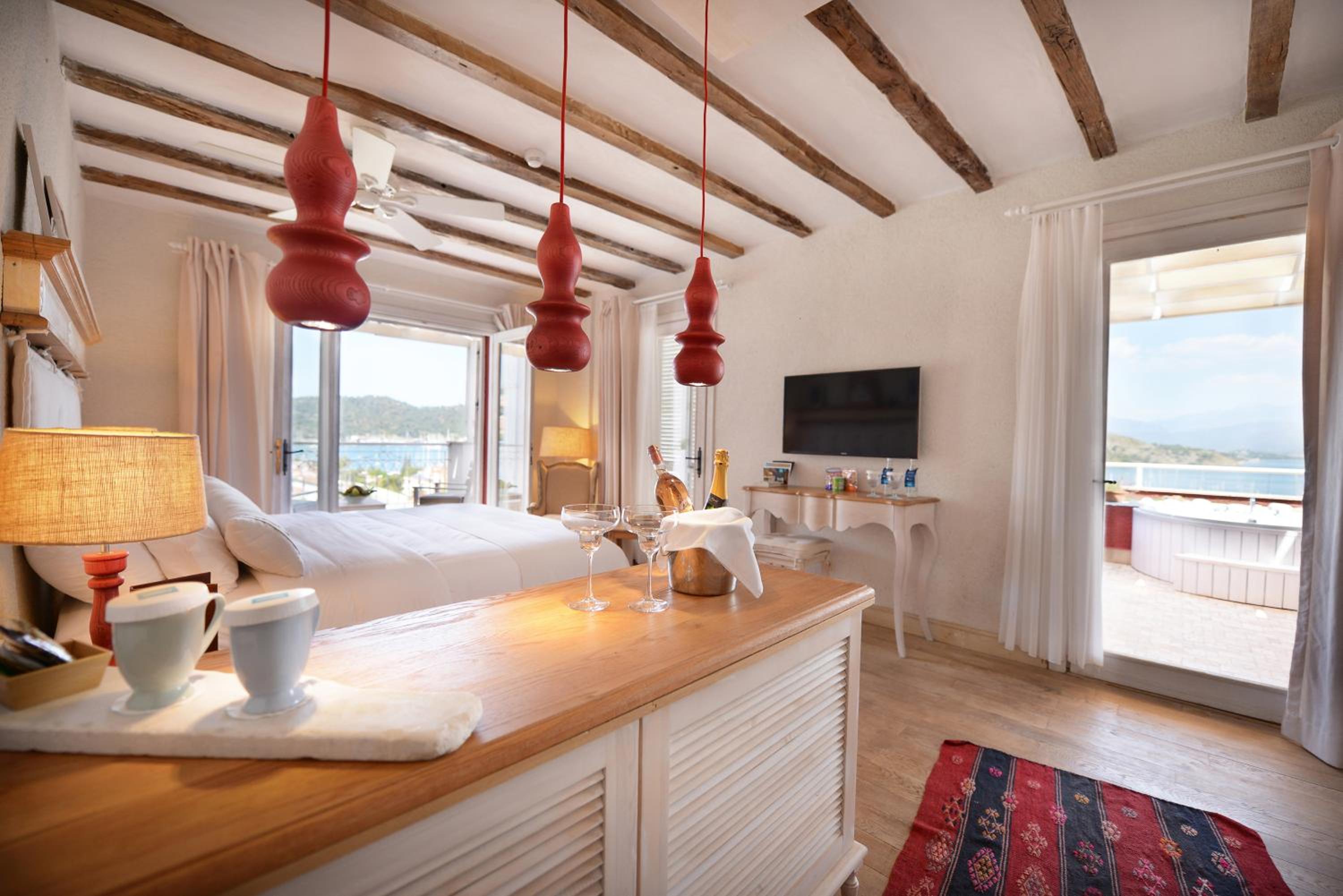 Deluxe Suite Sea View with Jacuzzi