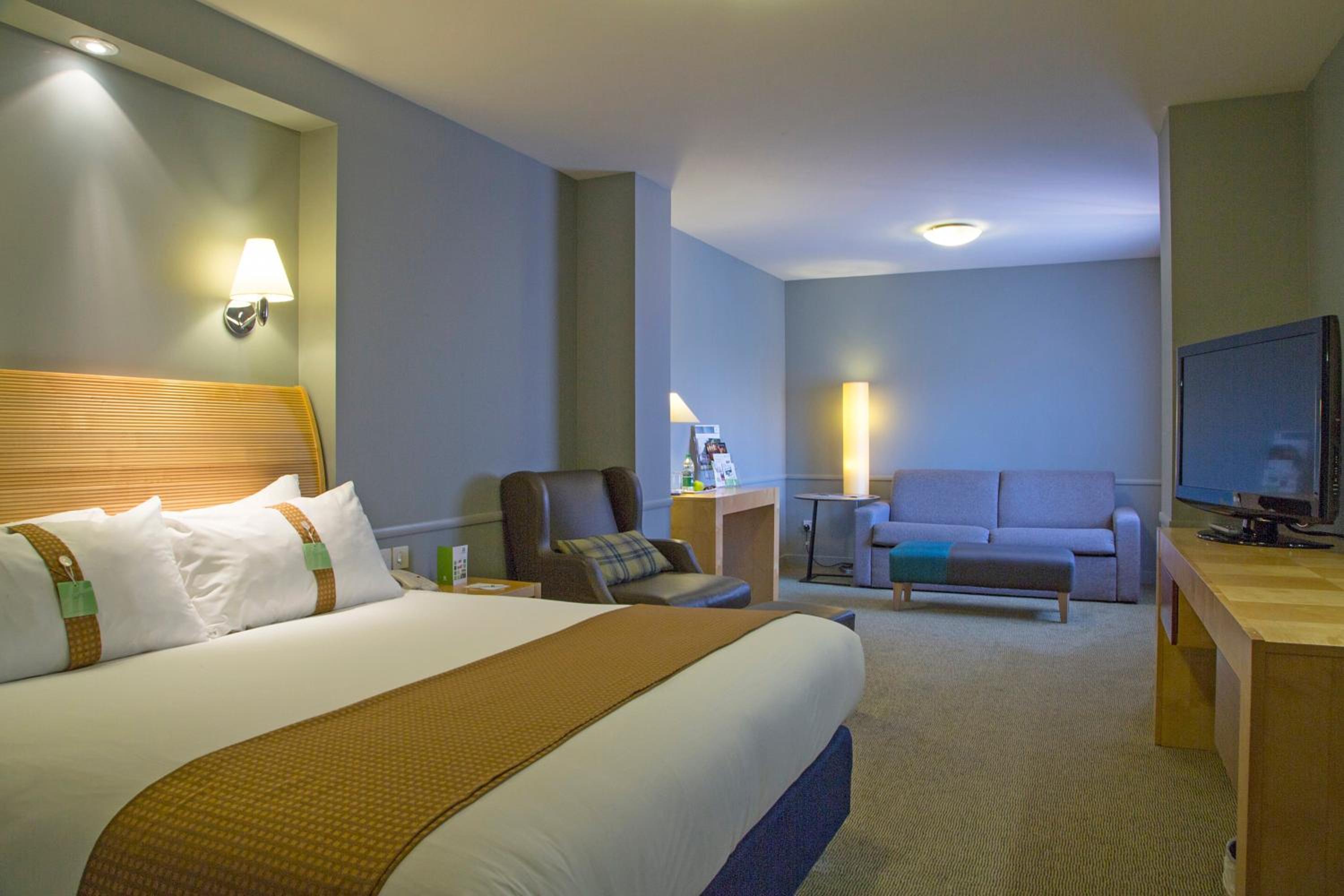 One-Bedroom Suite - Photo 3