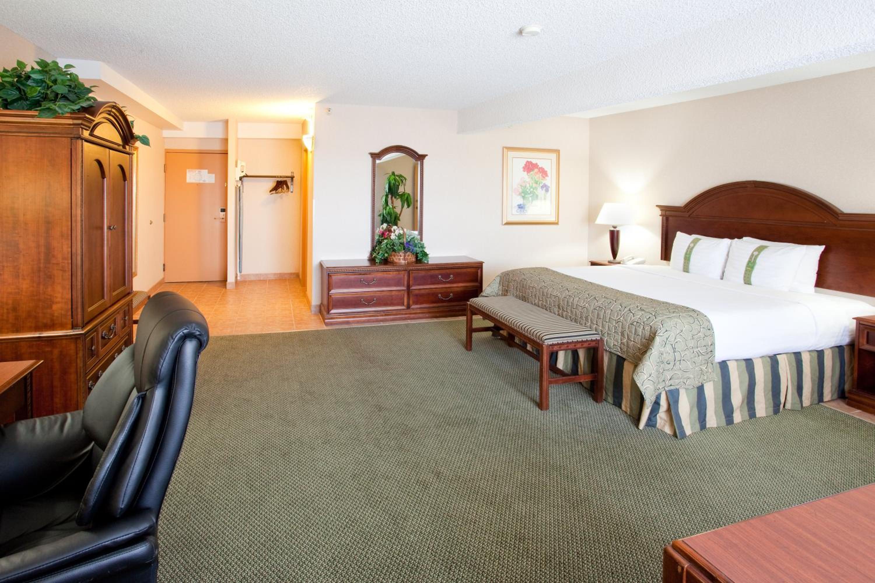 Standard King Room - Photo 5