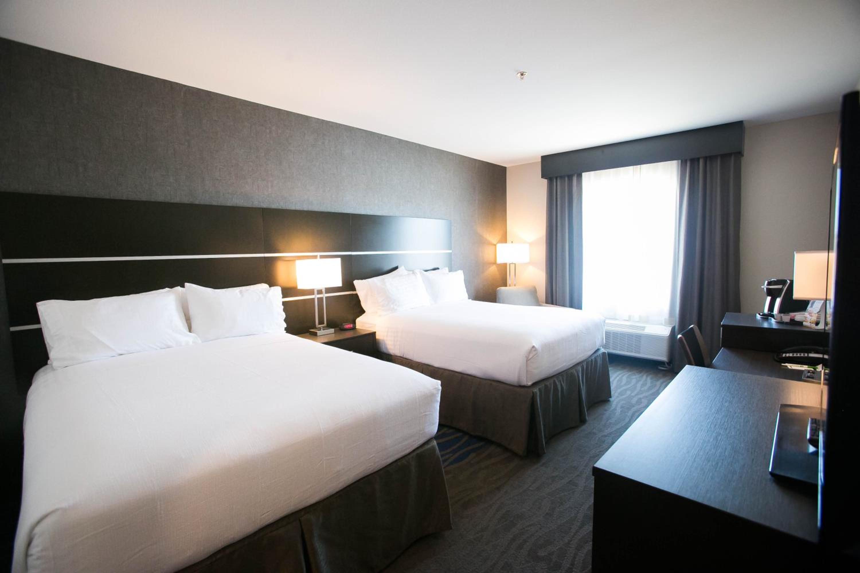 Standard Queen Room with Two Queen Beds - Photo 3