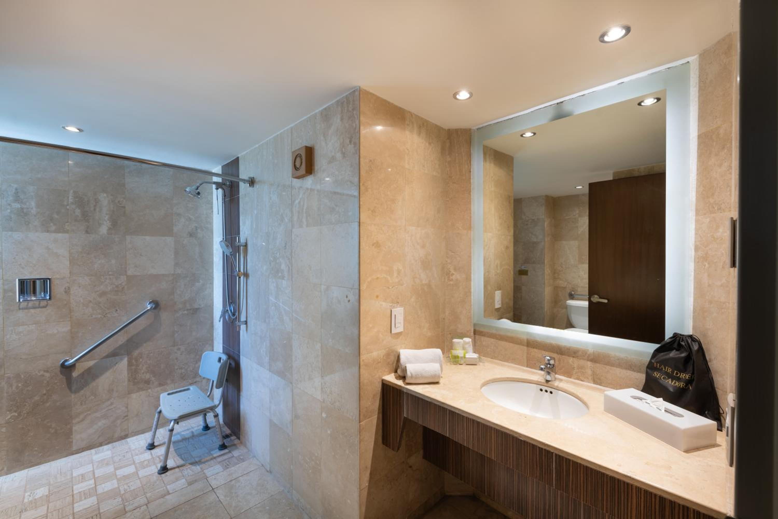 Standard King Room - Accessible - Photo 2