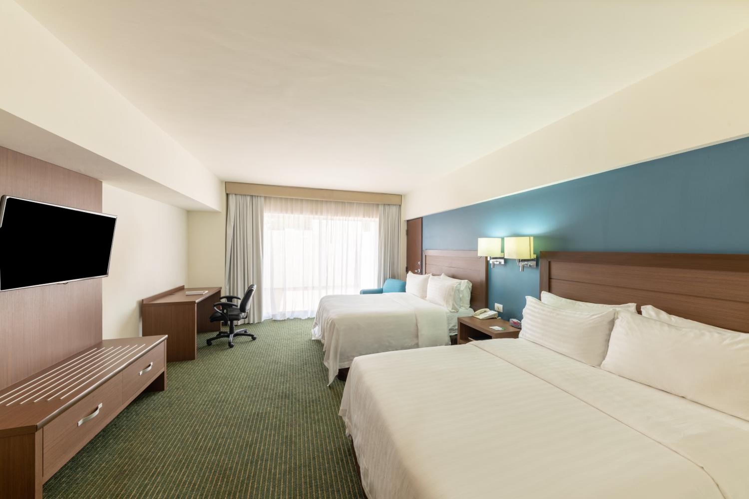 Standard Room with Two Queen Beds - Photo 3