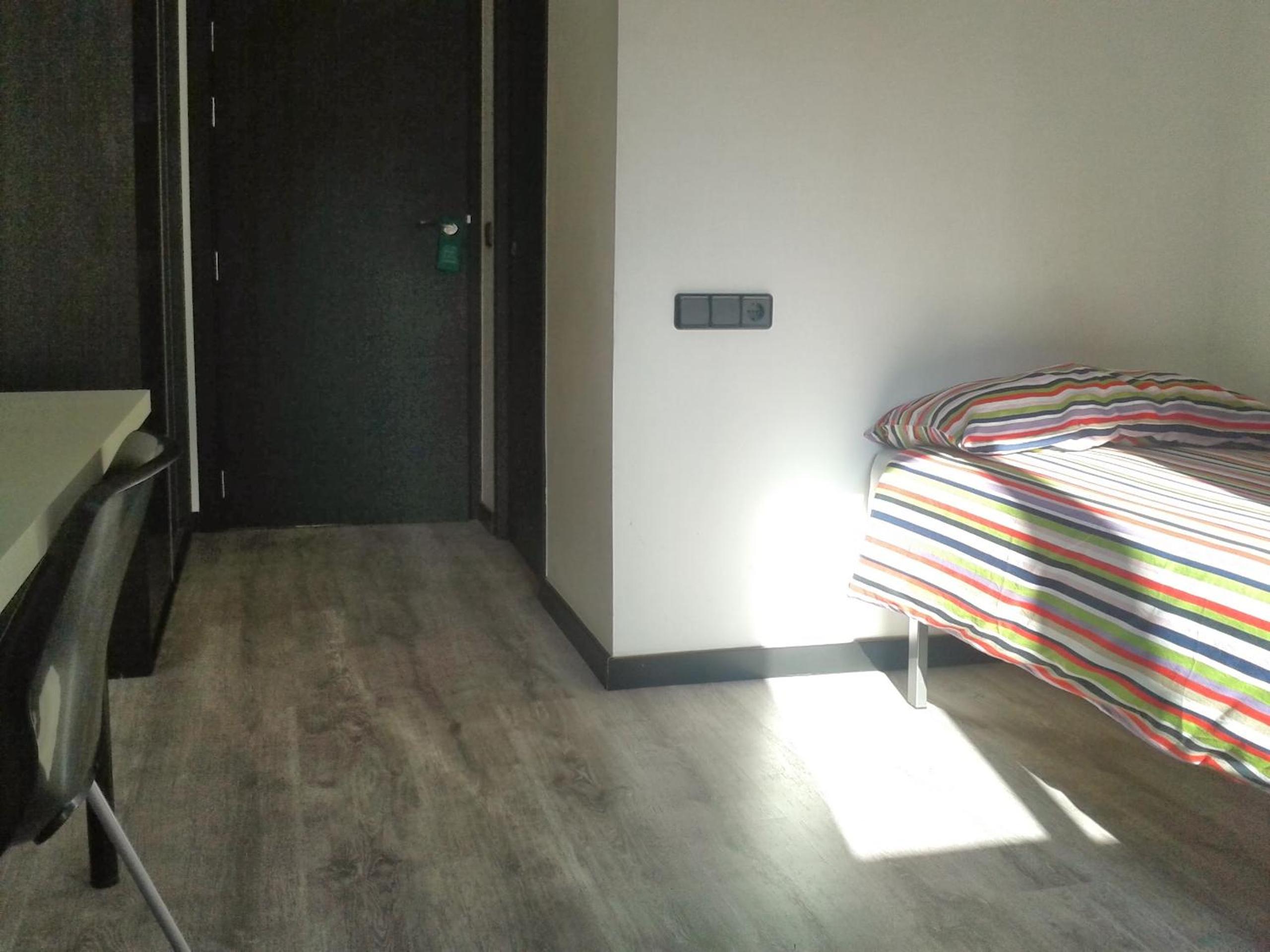 Standard Twin Room with TV - Photo 3