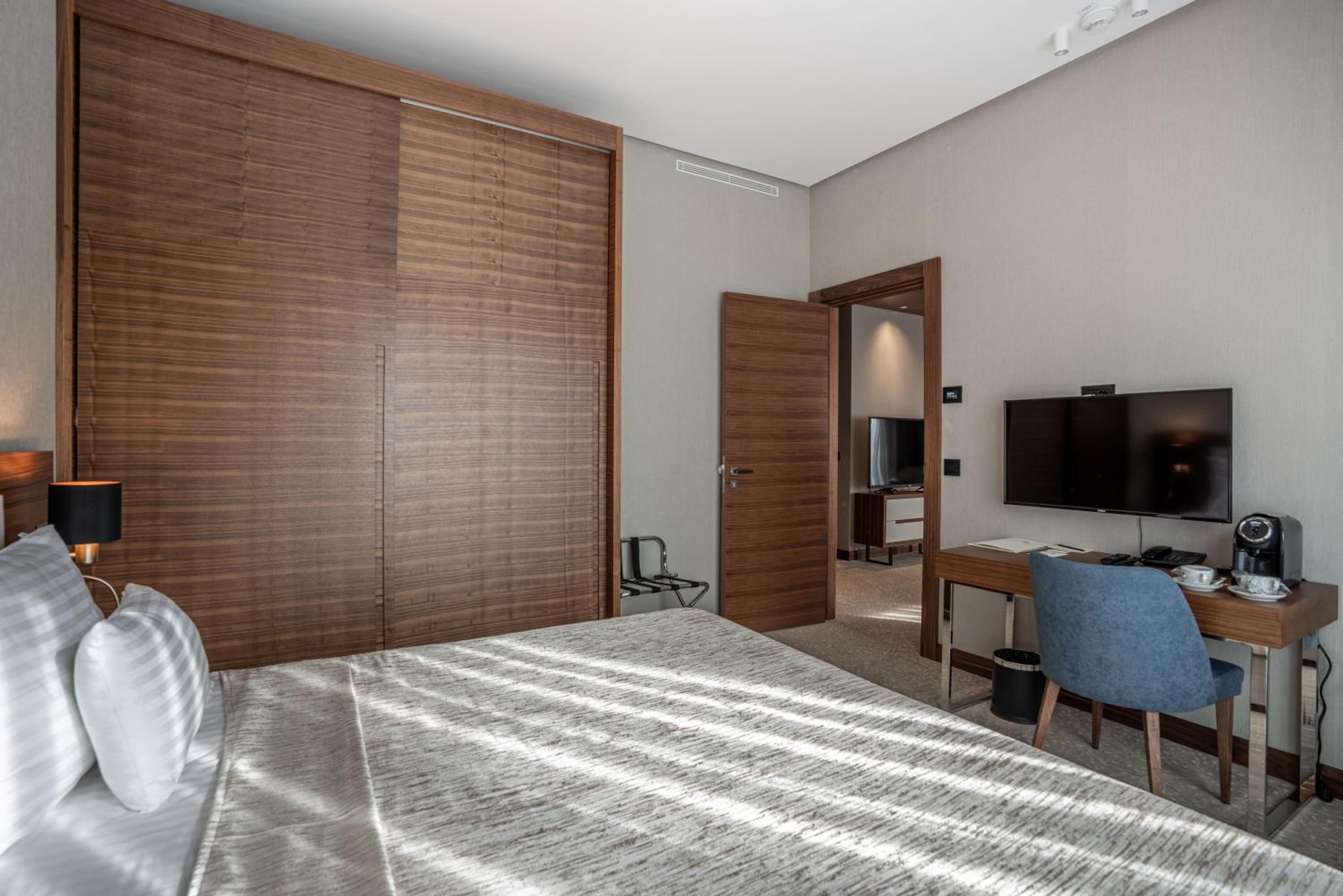 One-Bedroom Suite - Photo 4