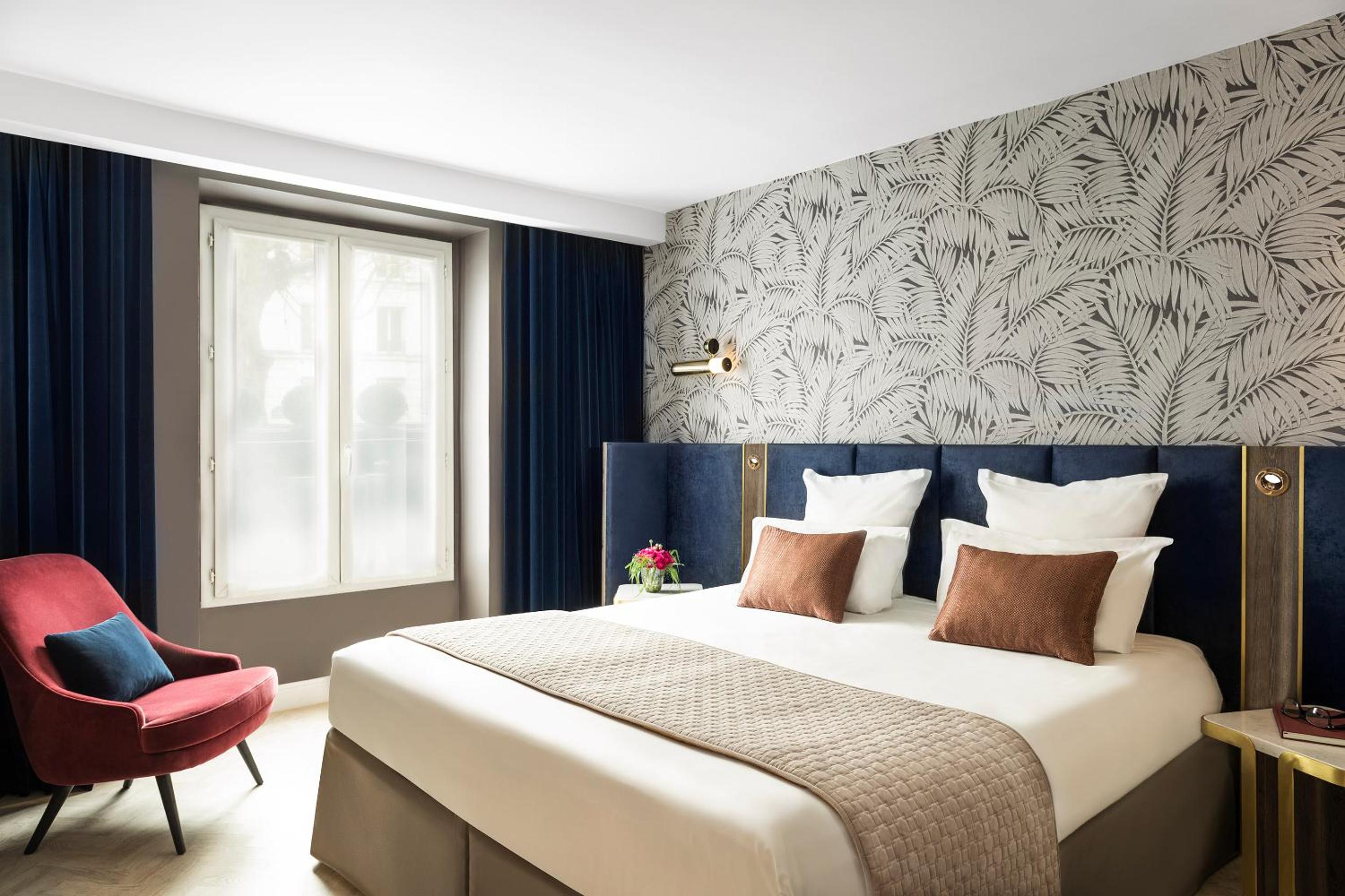 Superior Queen Room thumbnail 6