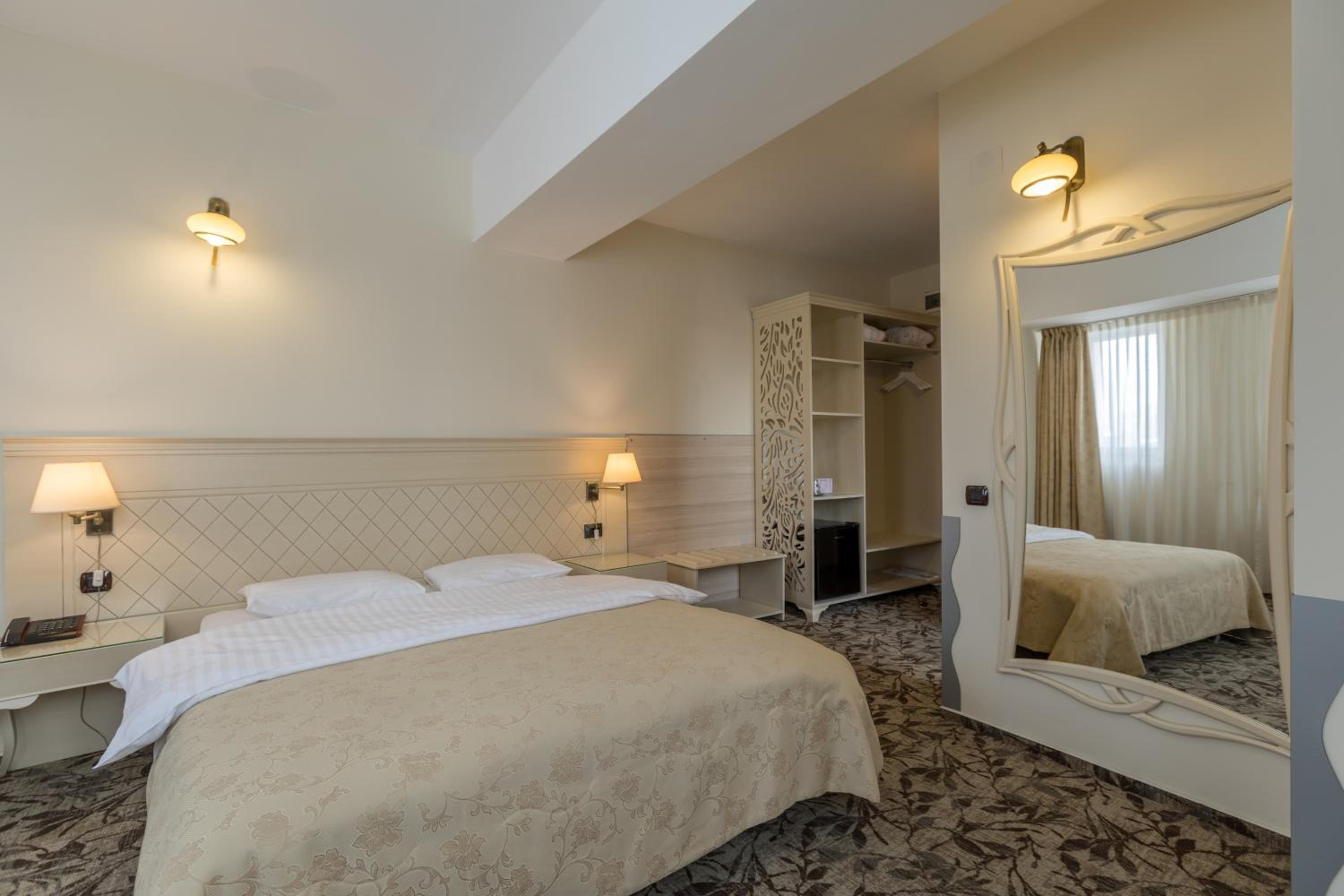 Standard King Room - Photo 1