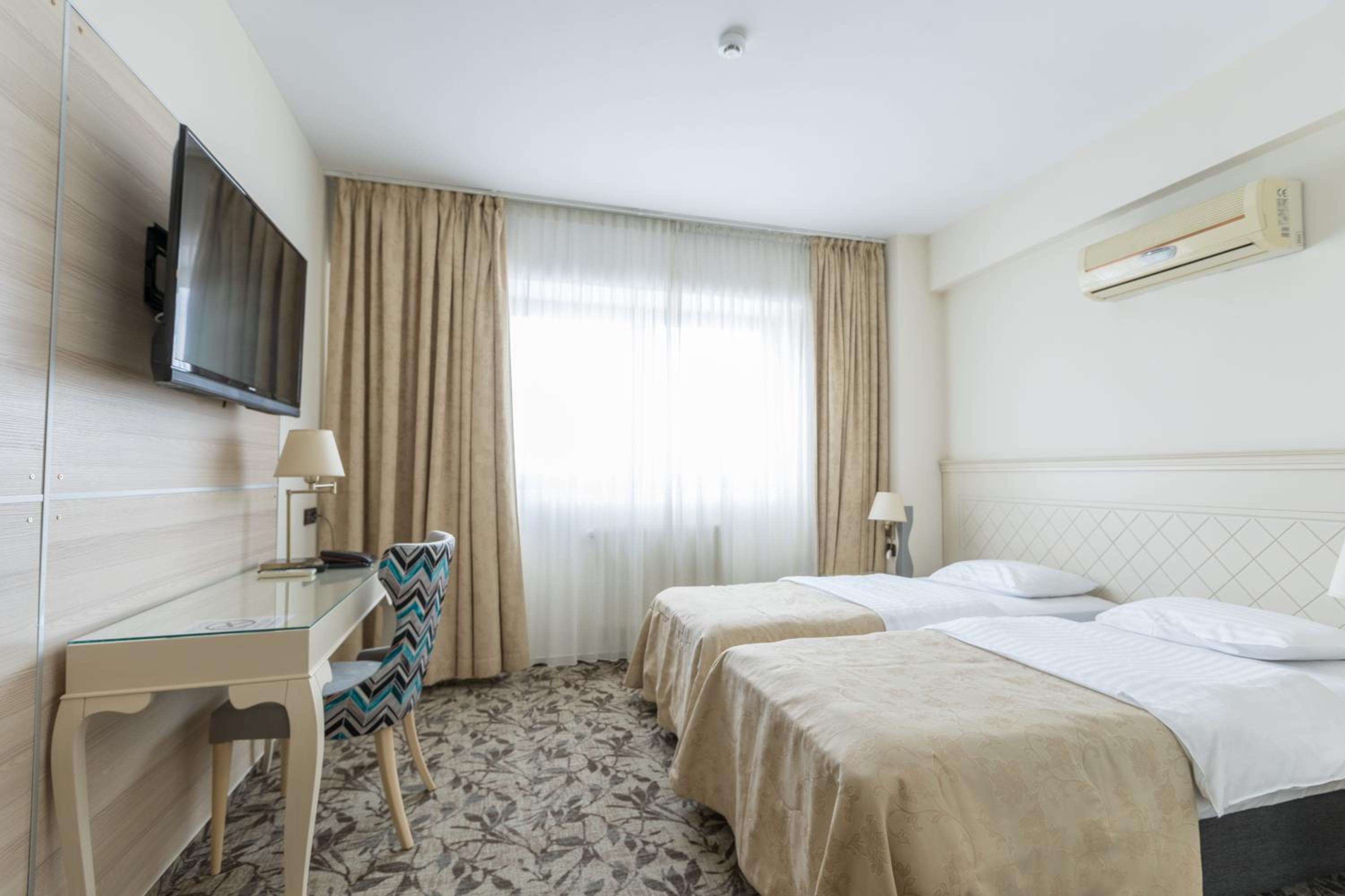 Standard Twin Room - Photo 1