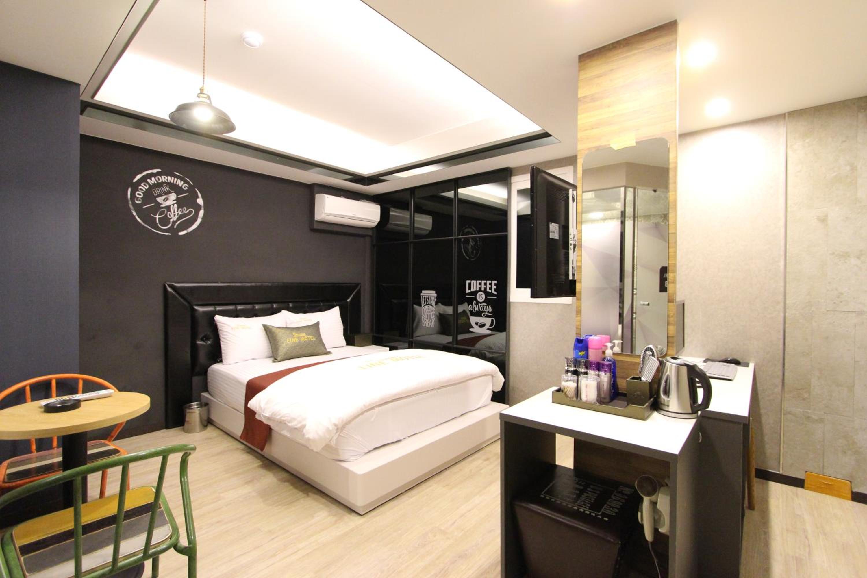 Queen Room photo 2