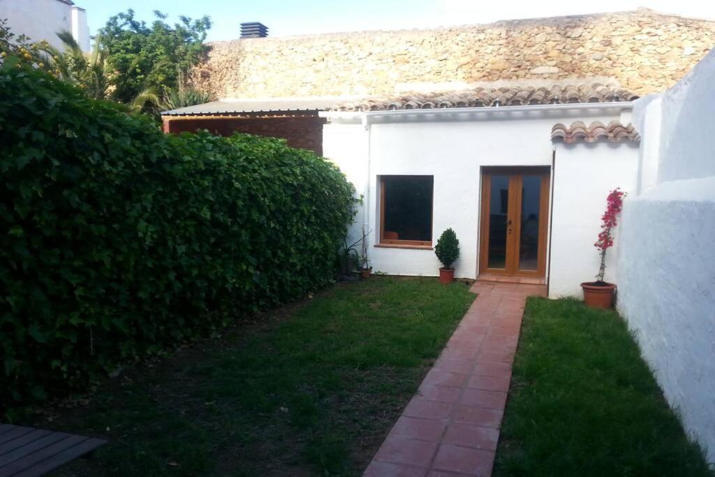 Three-Bedroom House photo 3
