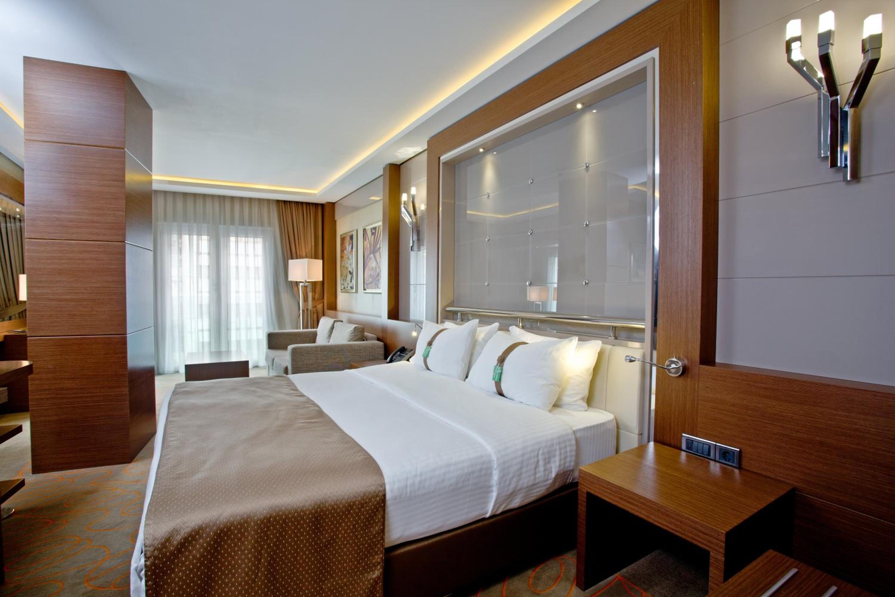 King Suite with Jetted Tub - Photo 3