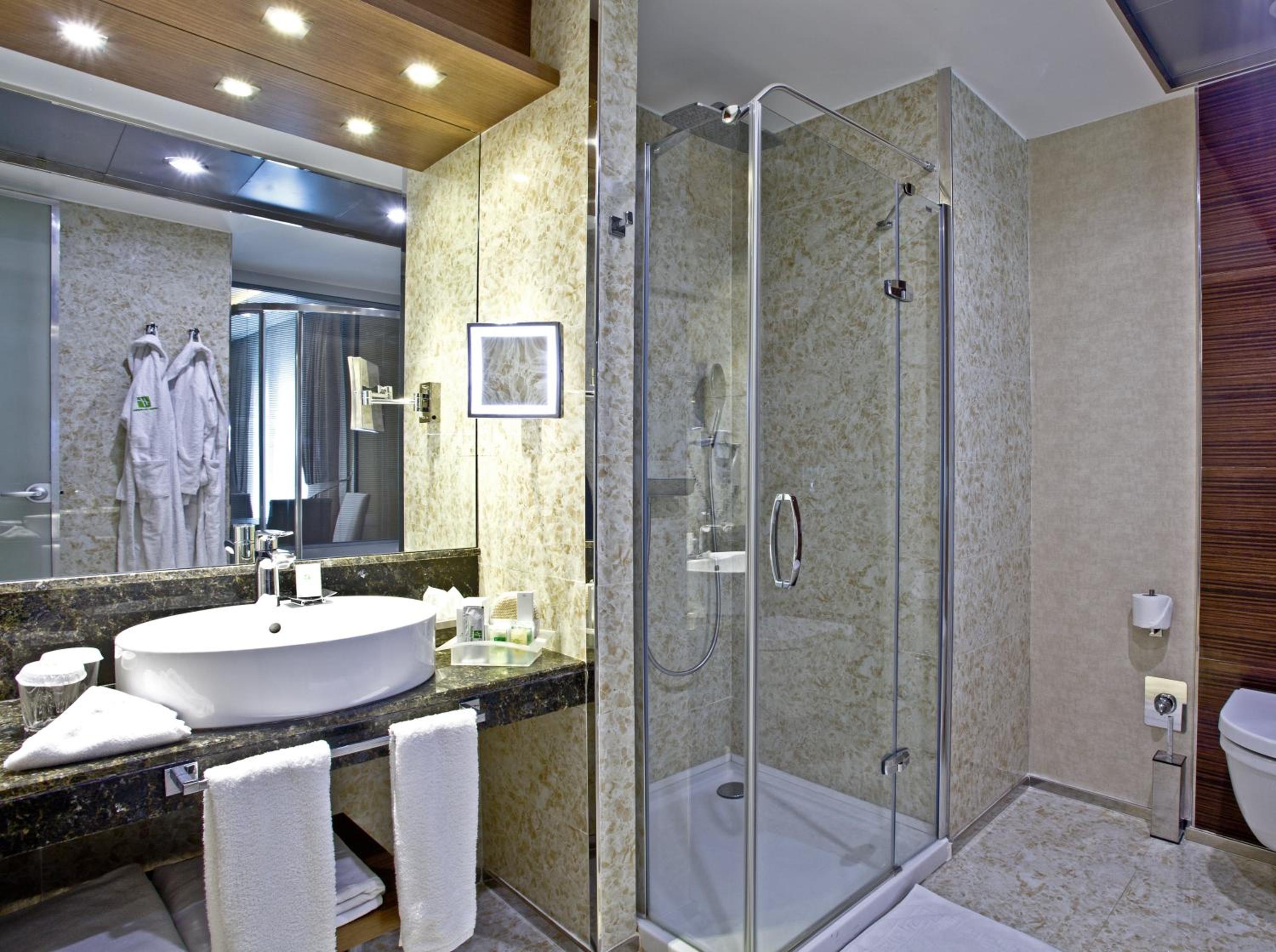 King Suite with Jetted Tub - Photo 8