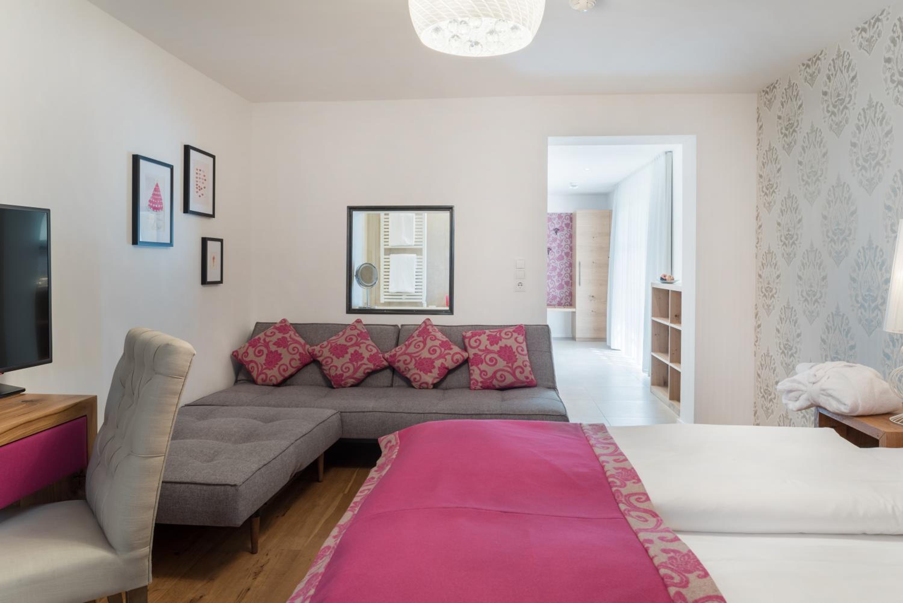 Deluxe Double Room with Balcony photo 3