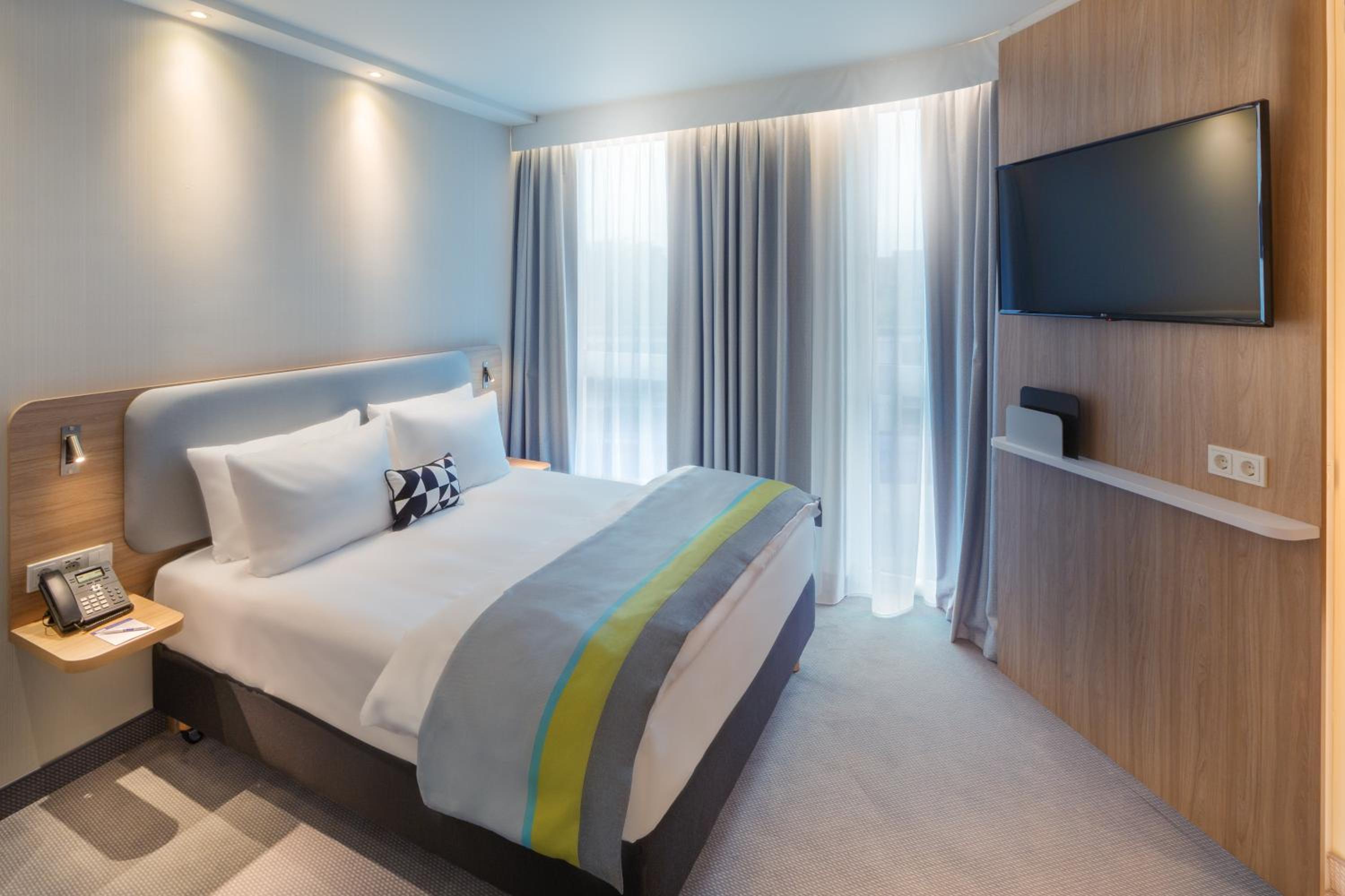Standard Queen Room - Photo 10