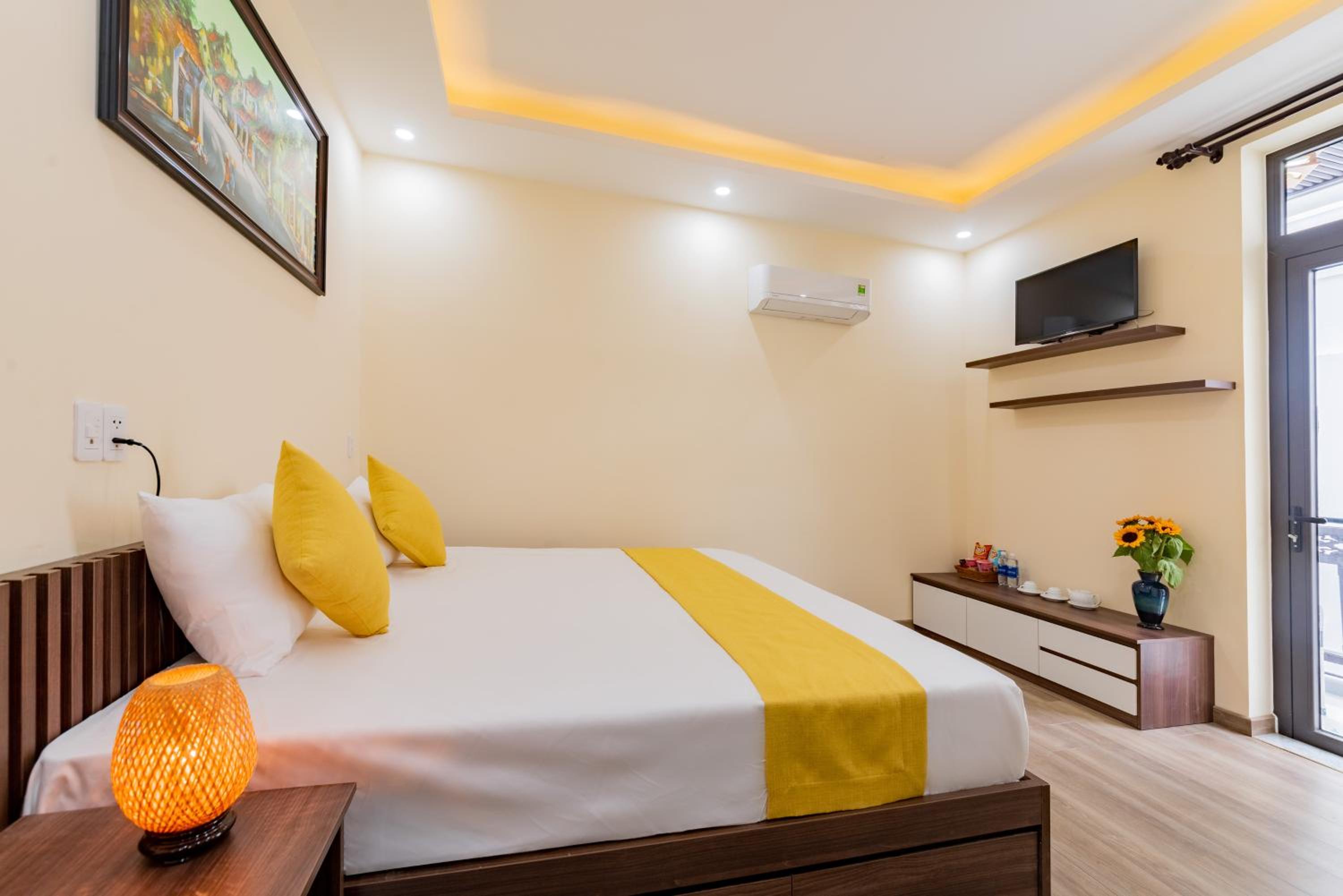 King Suite with Balcony - Photo 2