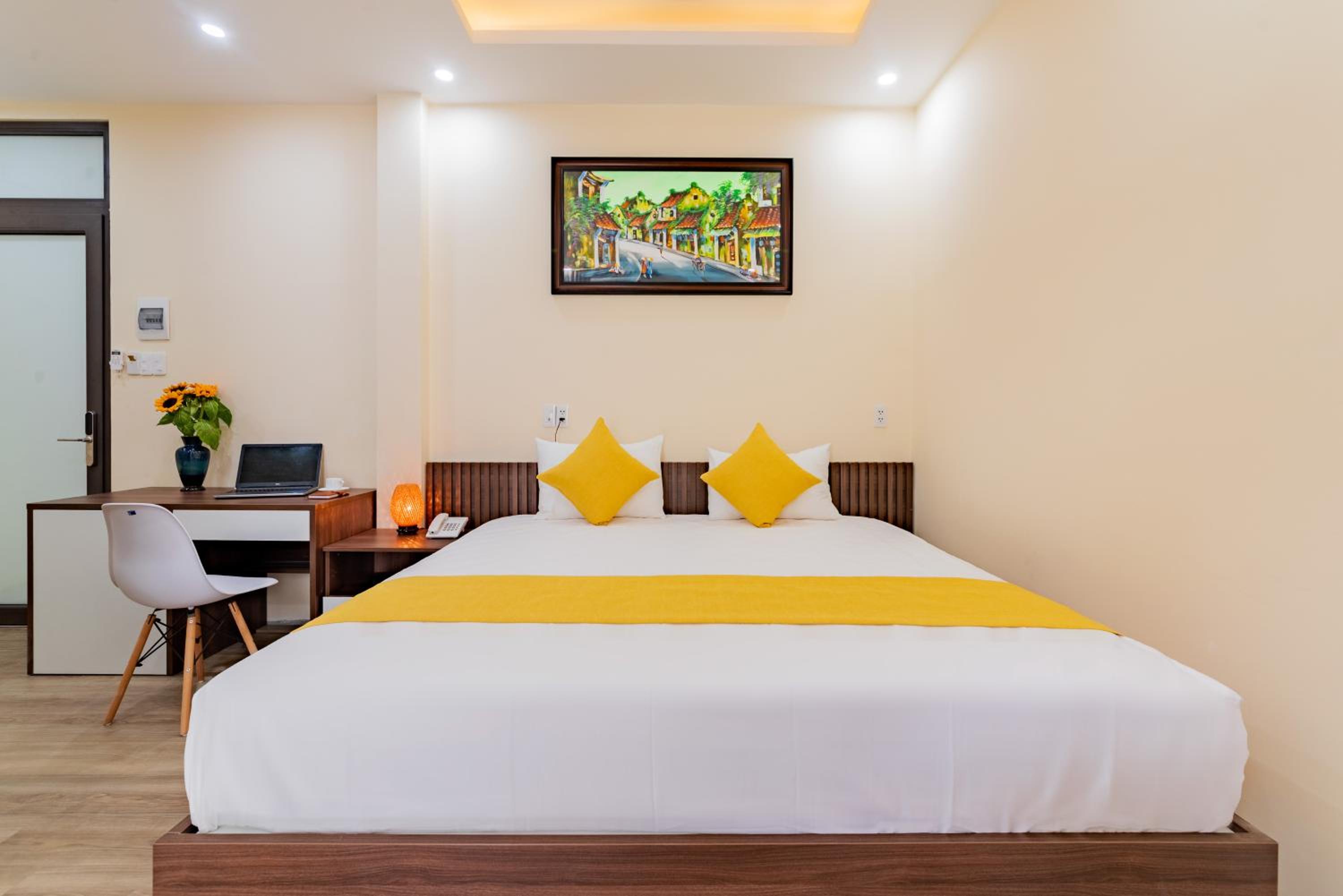 King Suite with Balcony - Photo 6