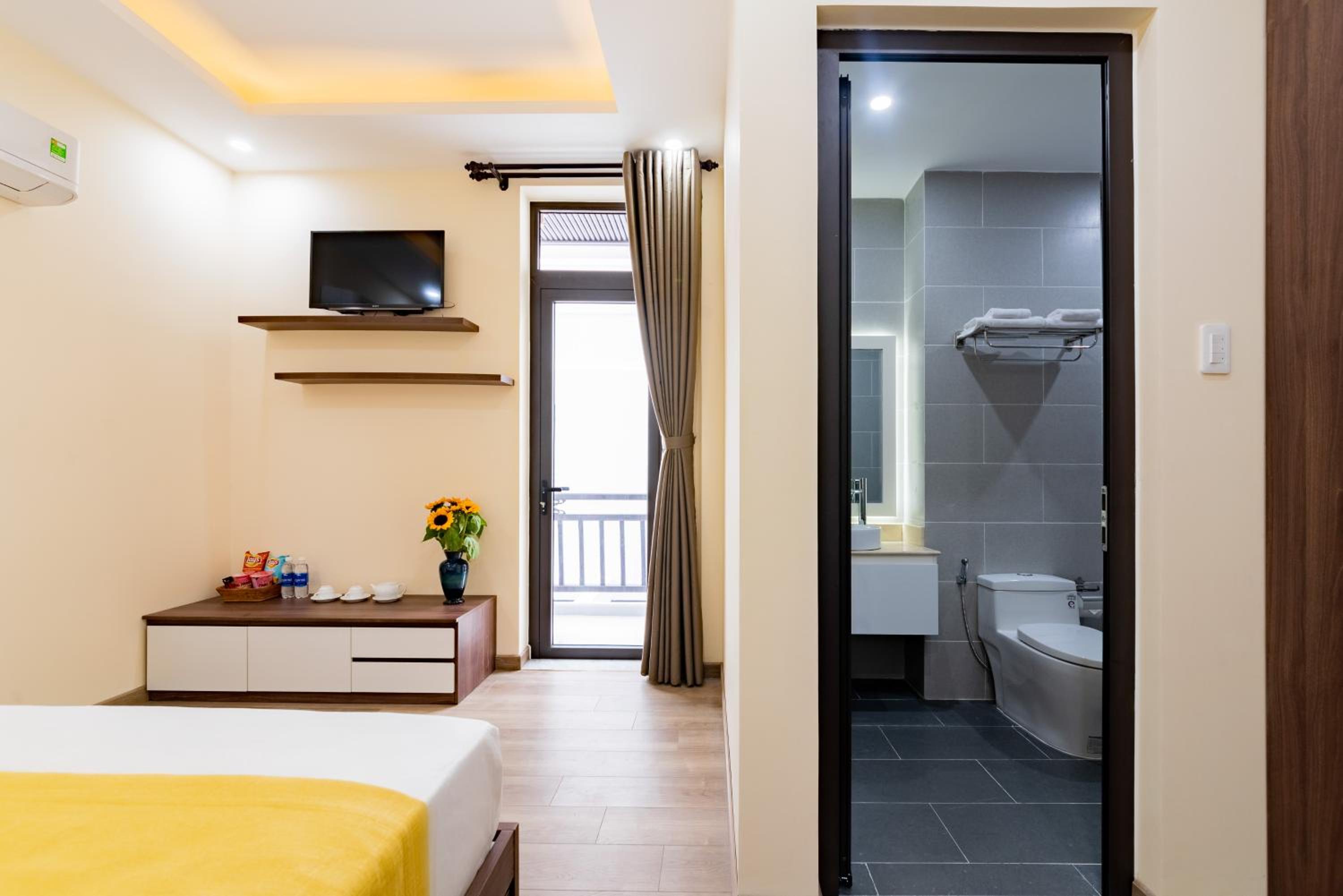 King Suite with Balcony - Photo 7