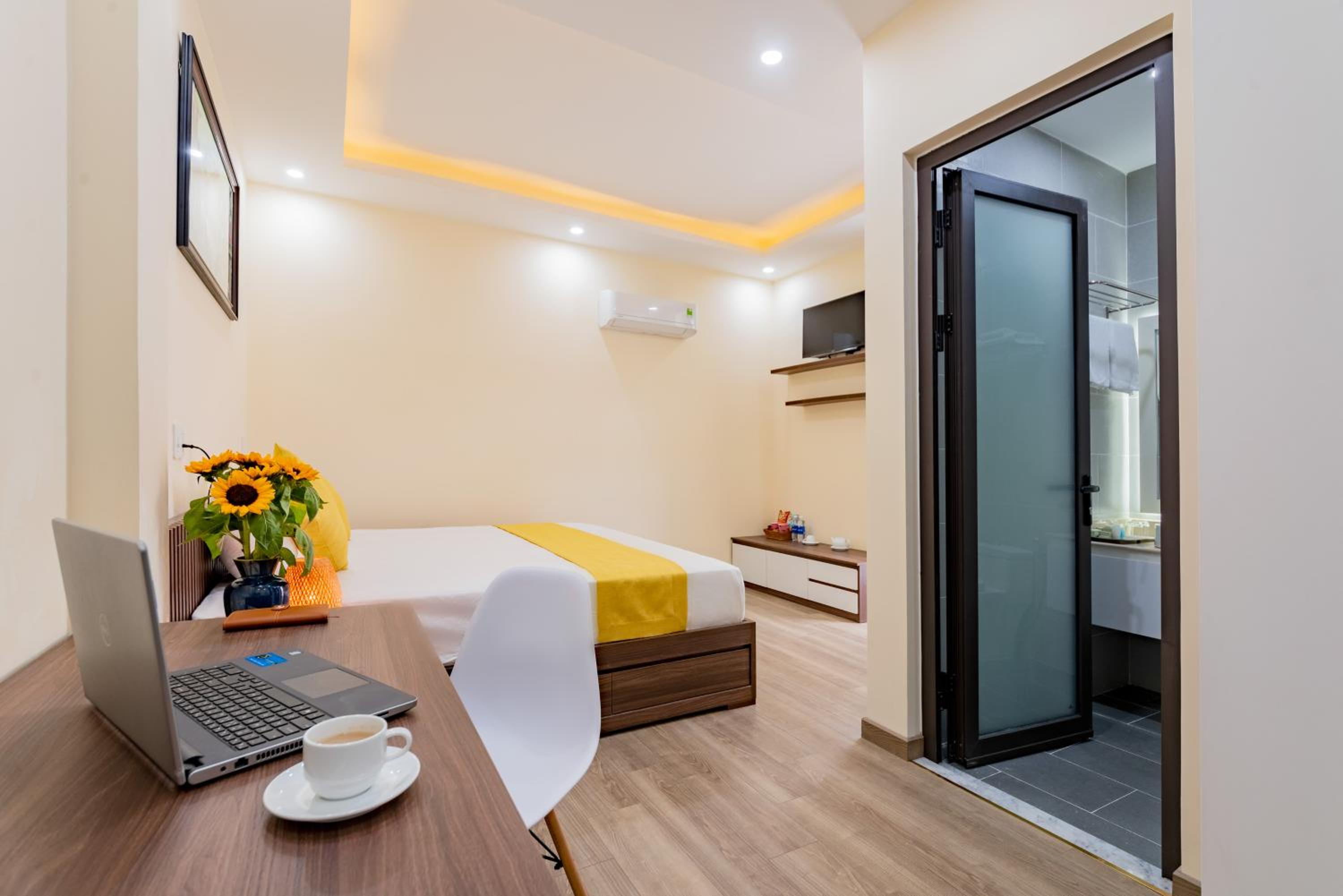 King Suite with Balcony - Photo 5