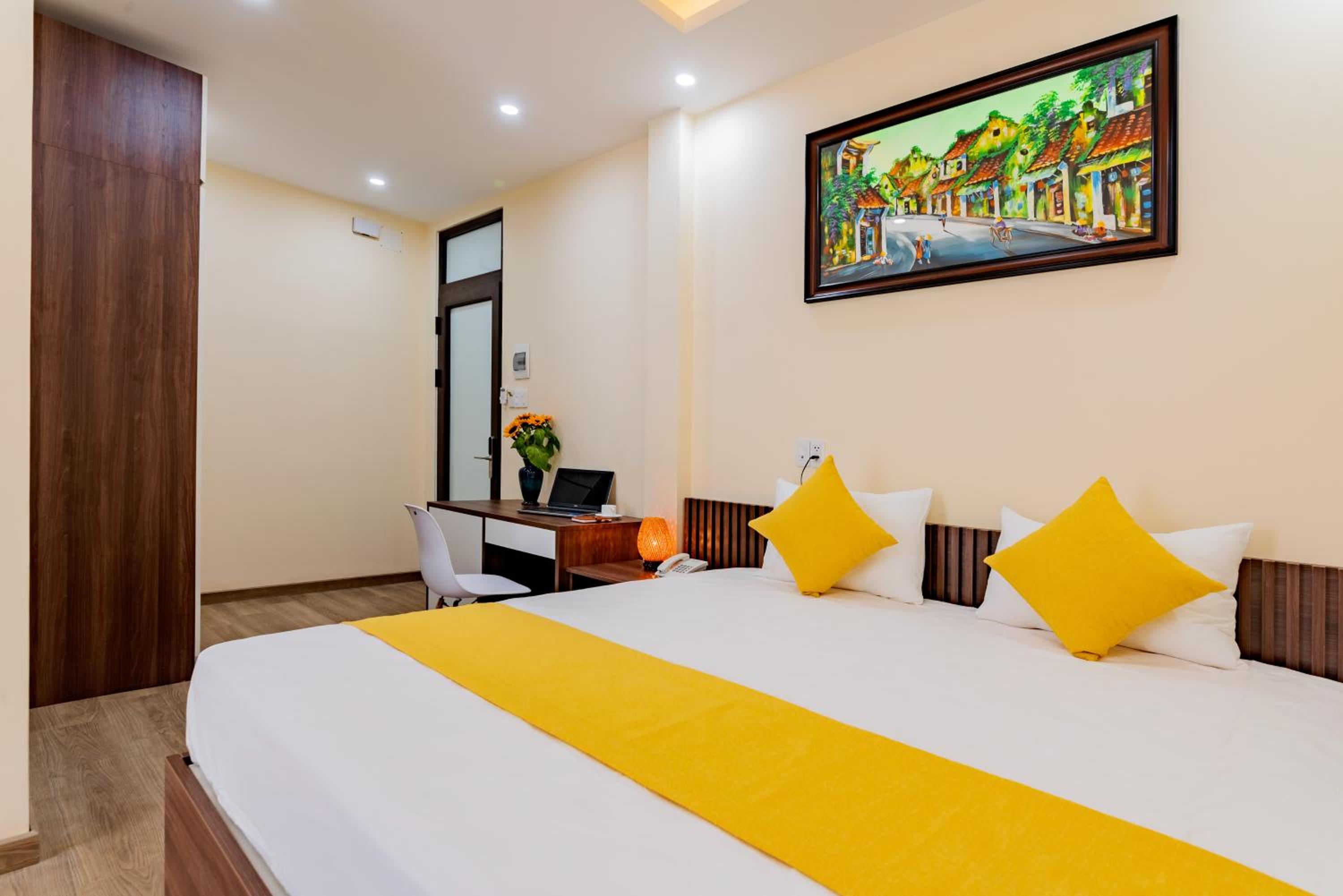 King Suite with Balcony - Photo 4