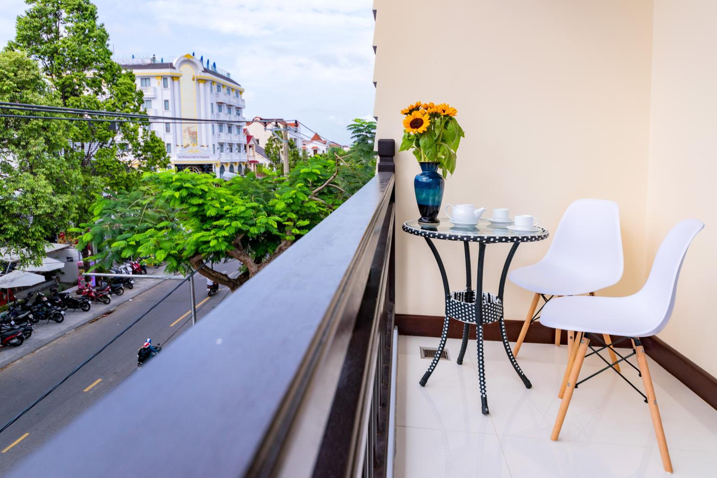 Junior Suite with Balcony - Photo 2