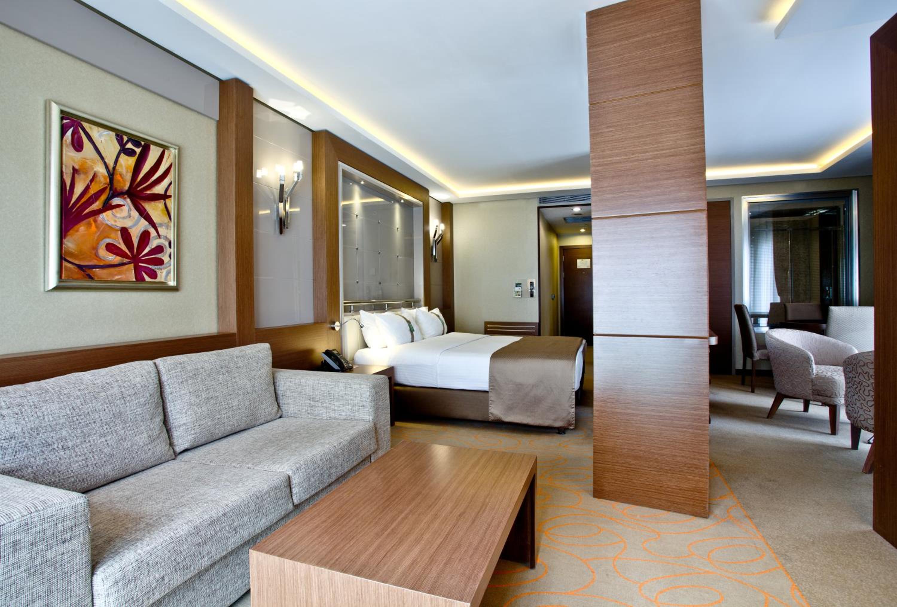 King Suite with Jetted Tub - Photo 2